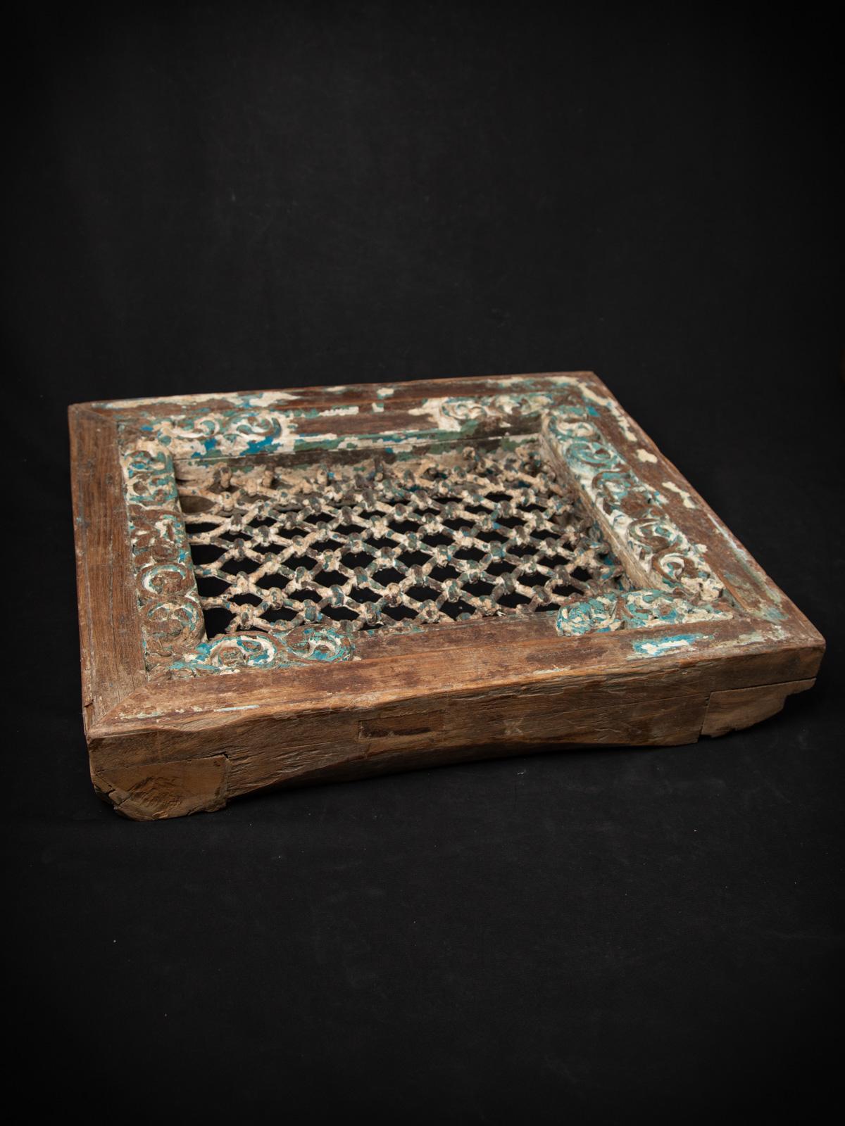 Ce panneau de fenêtre indien antique en bois est un bel exemple d'architecture indienne traditionnelle du XIXe siècle. Fabriqué en bois et doté d'une solide grille en acier, il mesure 51,2 cm de haut, 58 cm de large et 9,5 cm de profondeur, pour un