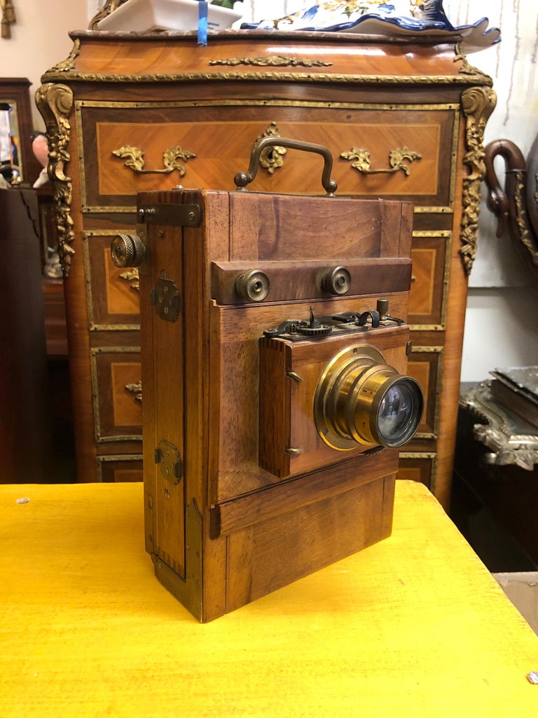 Photographic chamber in natural walnut wood with brass accessories and 40mm Hermagis lens. 
For its age, this Instantograph camera is in very good cosmetic condition. This type did not yet have a shutter. Everything seems to work fine, however we