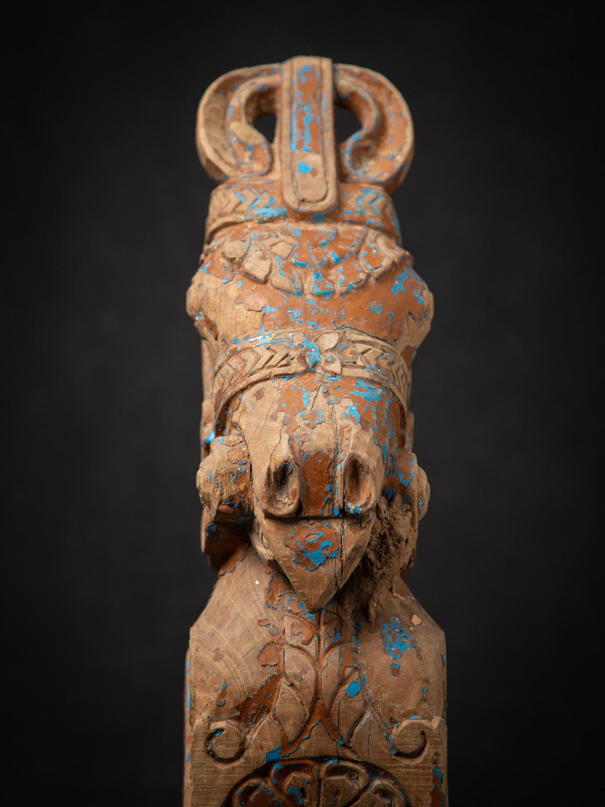 fragment de temple ancien en bois du 19e siècle représentant une tête de cheval d'Inde en vente 4