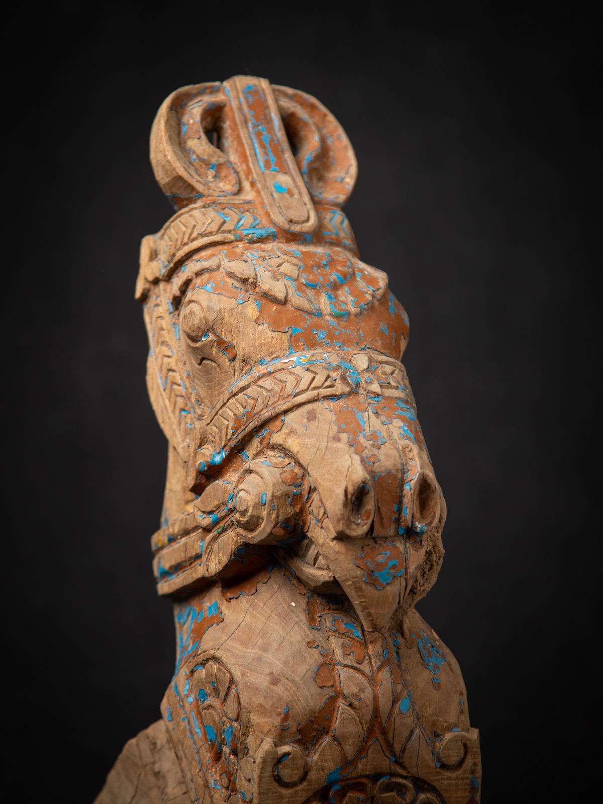 fragment de temple ancien en bois du 19e siècle représentant une tête de cheval d'Inde en vente 5