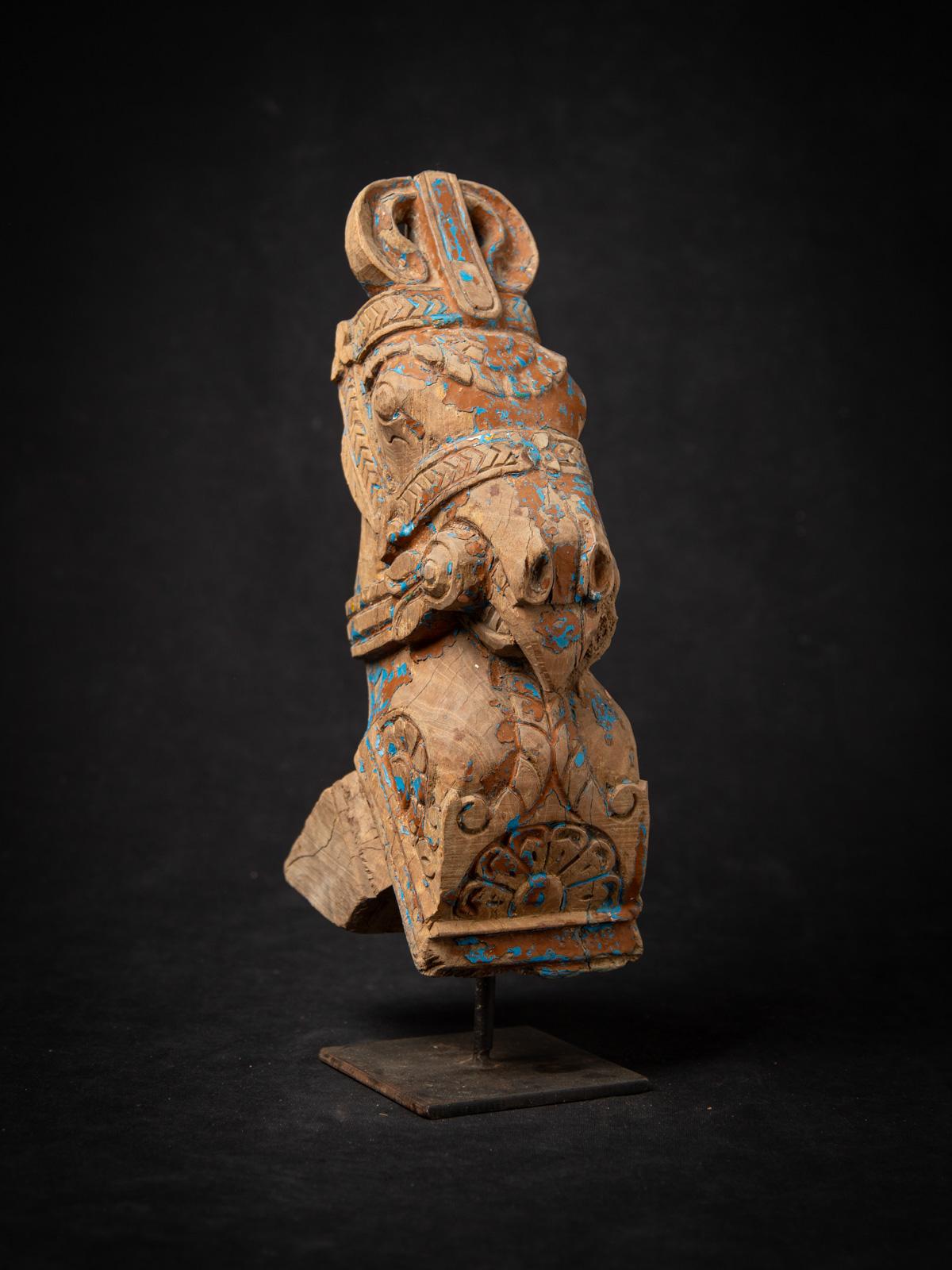 fragment de temple ancien en bois du 19e siècle représentant une tête de cheval d'Inde en vente 6