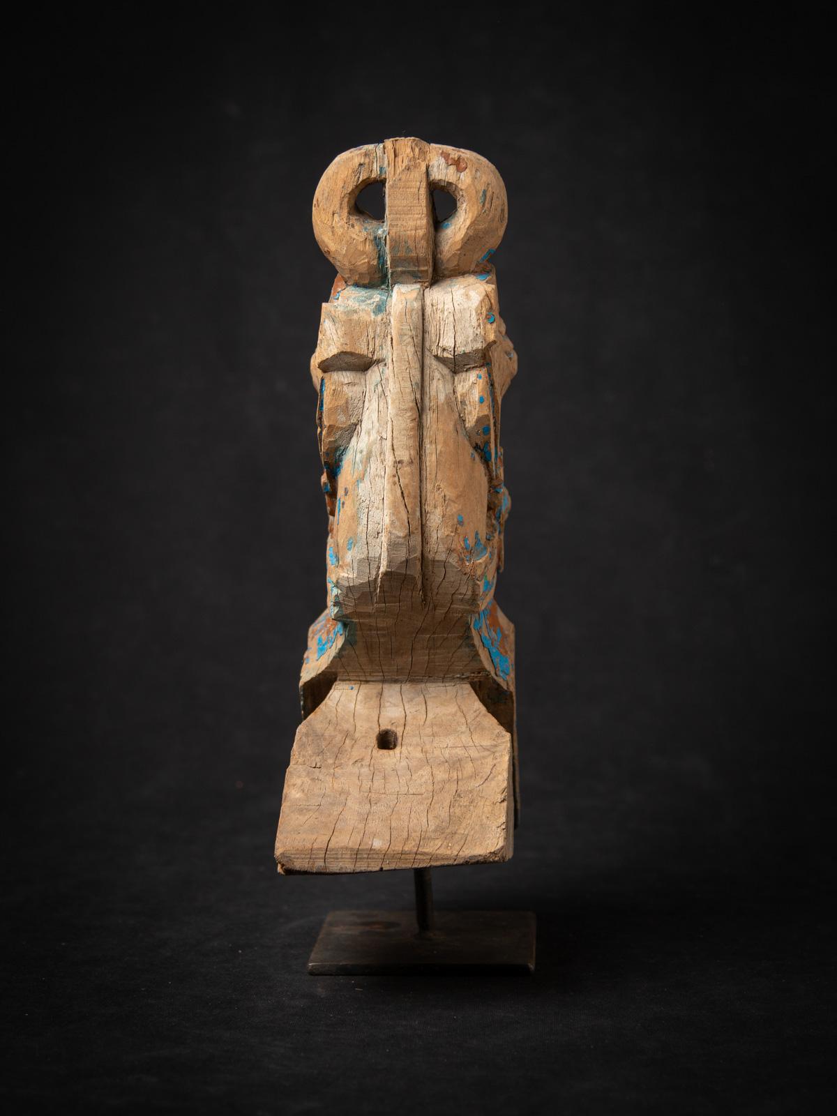 fragment de temple ancien en bois du 19e siècle représentant une tête de cheval d'Inde en vente 8