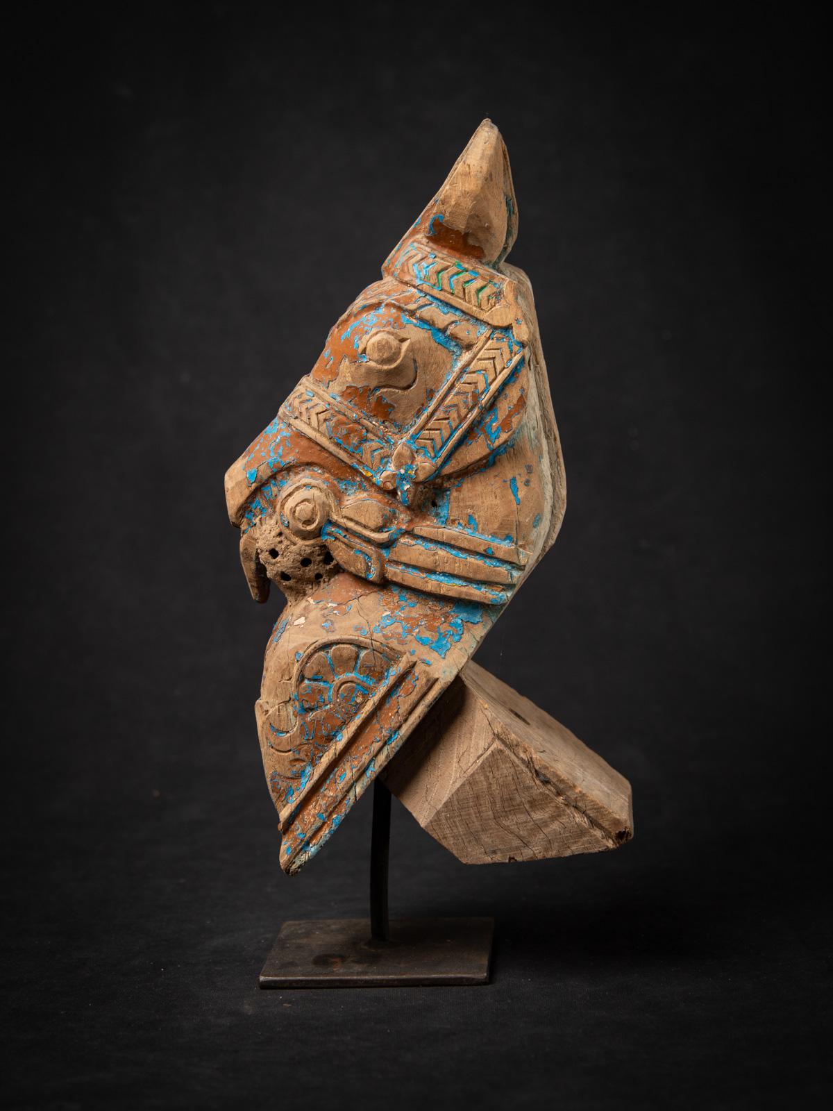 fragment de temple ancien en bois du 19e siècle représentant une tête de cheval d'Inde en vente 9