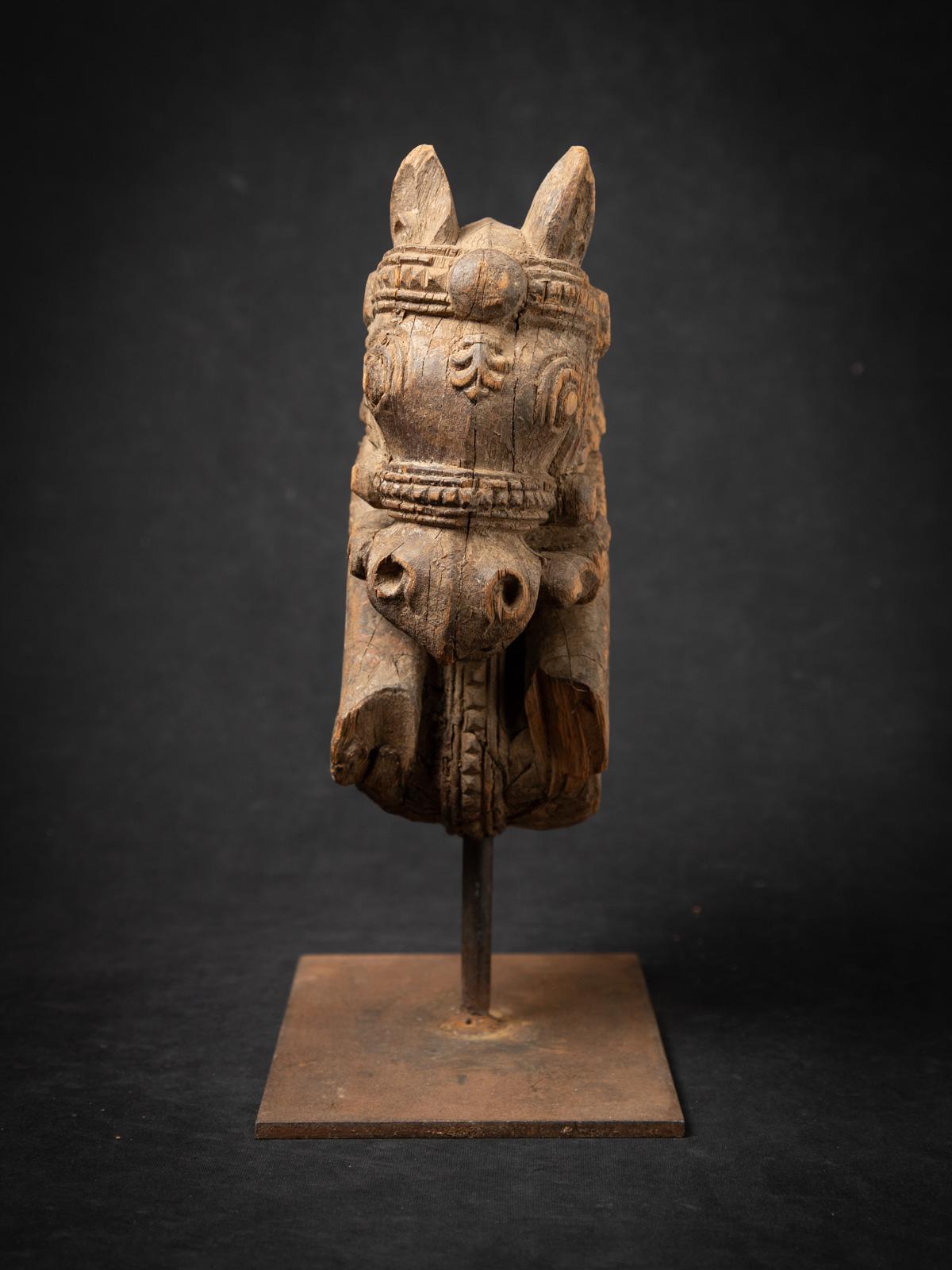 Ce fragment de temple antique en bois représentant une tête de cheval est un vestige captivant de l'architecture des temples indiens du XIXe siècle, reflétant le riche symbolisme et l'art de l'époque. Sculpté dans du bois massif, le fragment mesure