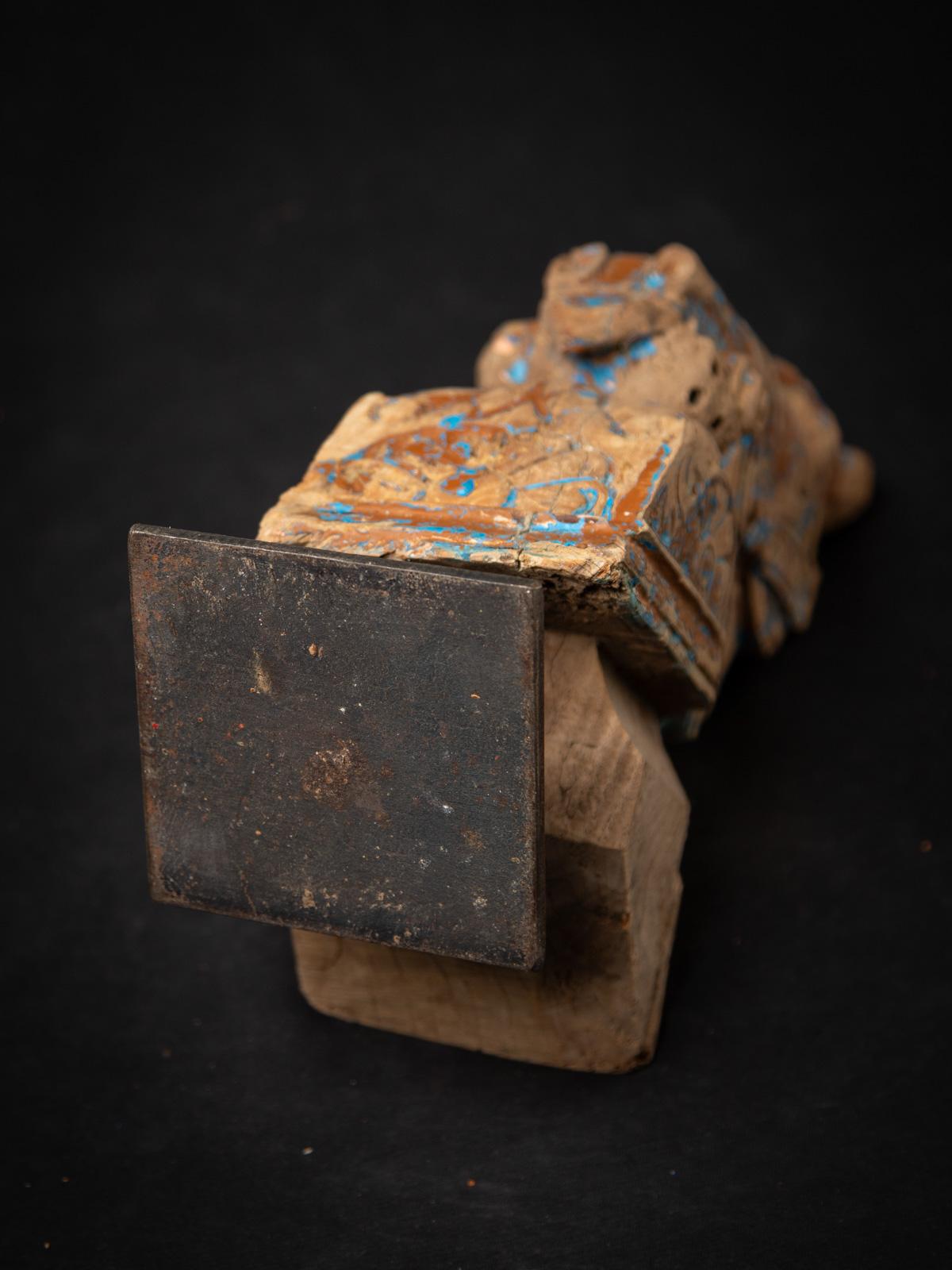 Ce fragment de temple antique en bois représentant une tête de cheval est originaire de l'Inde et date du 19e siècle. Réalisée avec une attention méticuleuse aux détails, cette pièce illustre l'art de la sculpture sur bois indienne, qui a eu une