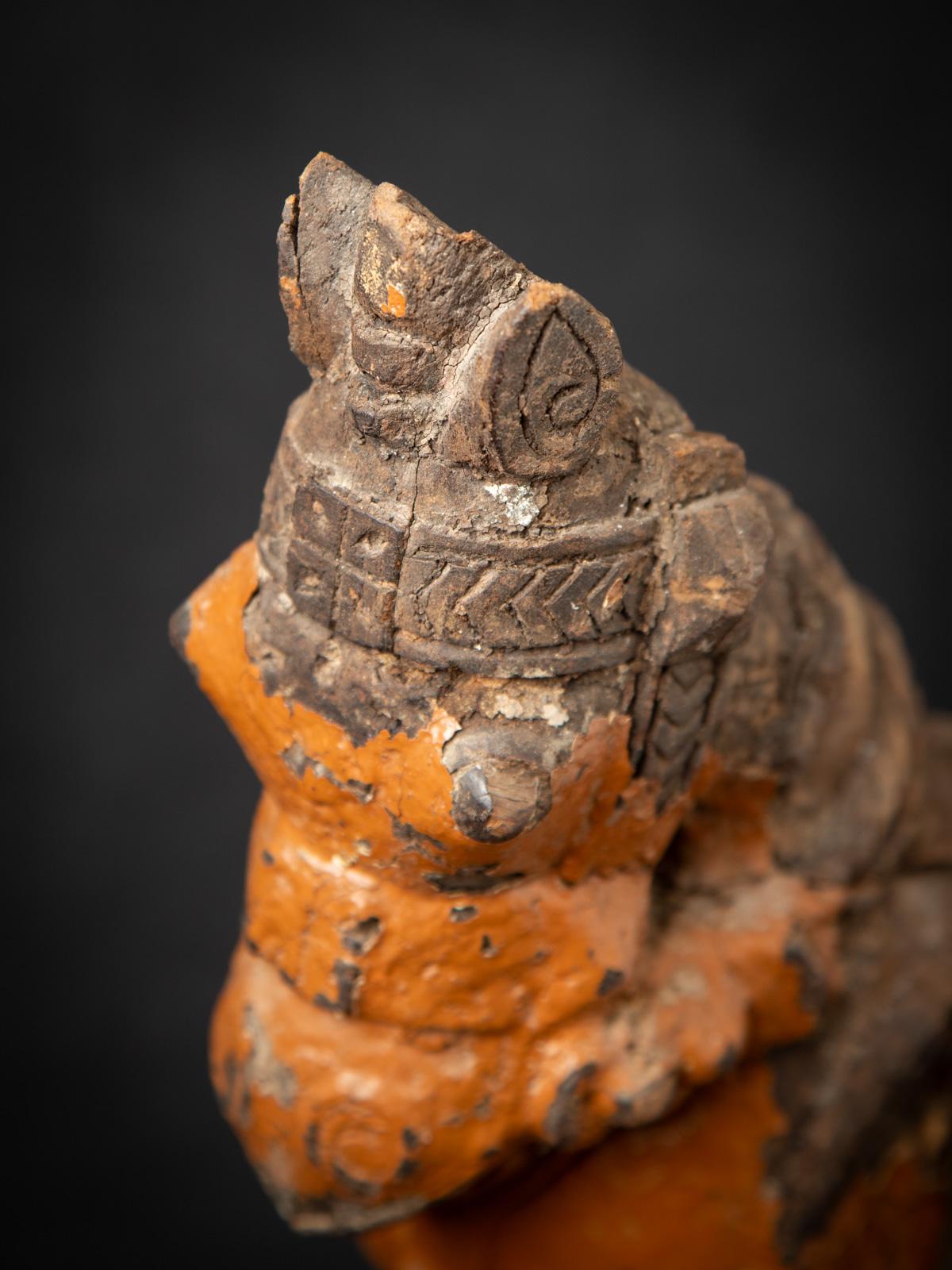 19th century Antique wooden temple fragment of a Horse head from India In Good Condition For Sale In DEVENTER, NL