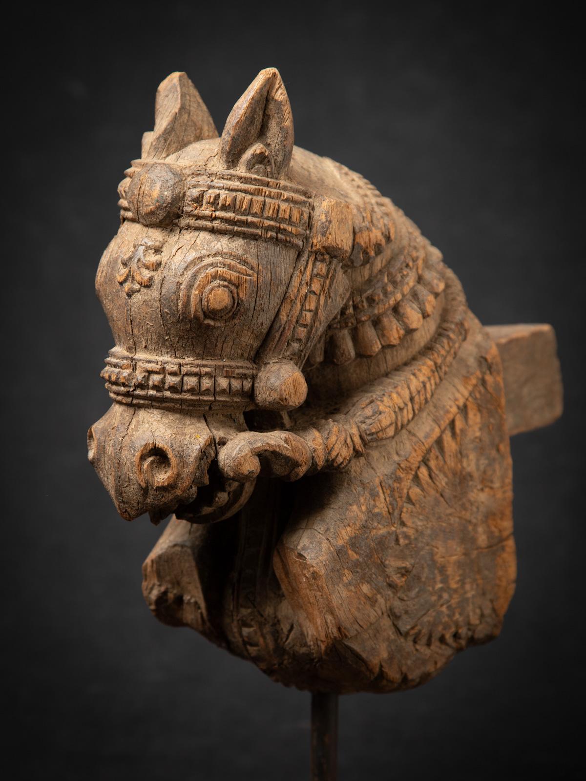 fragment de temple ancien en bois du 19e siècle représentant une tête de cheval d'Inde Bon état - En vente à DEVENTER, NL