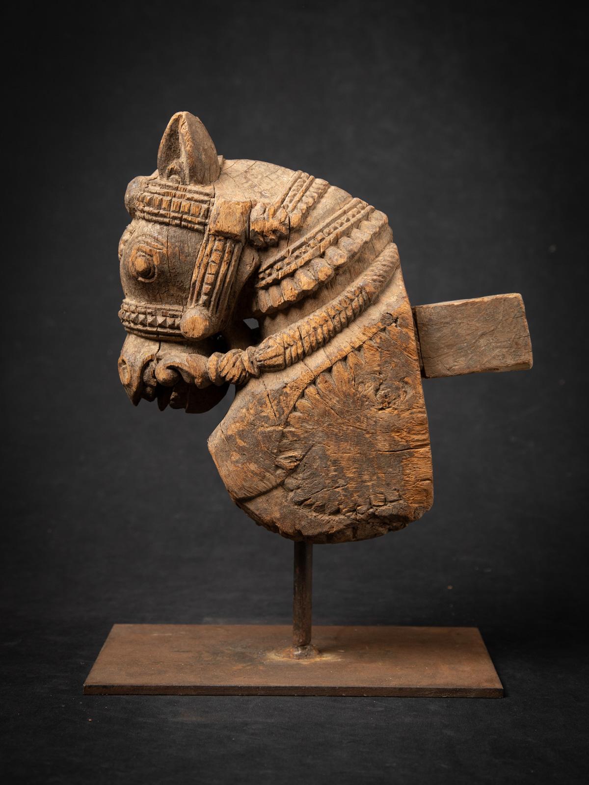 XIXe siècle fragment de temple ancien en bois du 19e siècle représentant une tête de cheval d'Inde en vente