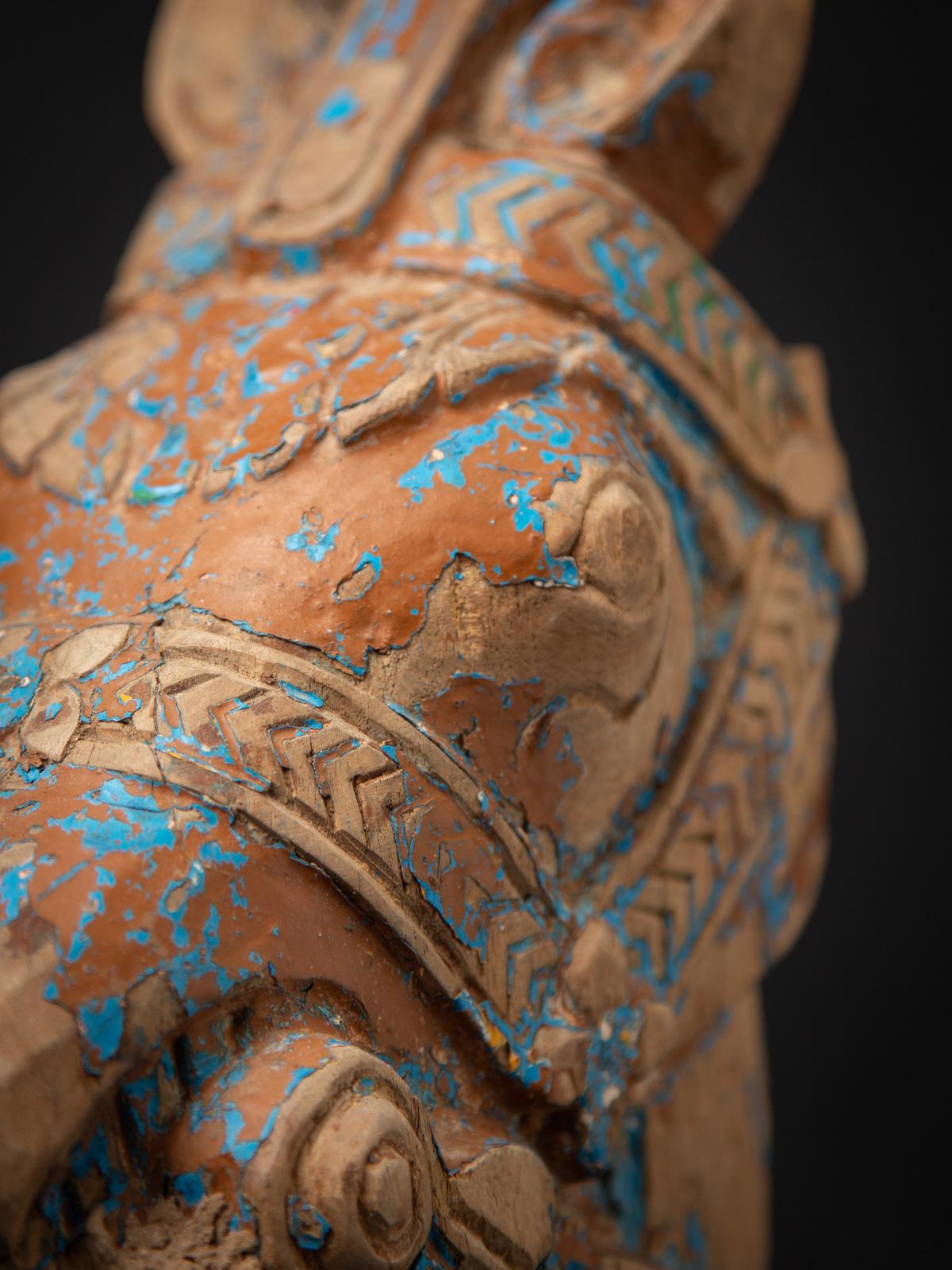 fragment de temple ancien en bois du 19e siècle représentant une tête de cheval d'Inde Bon état - En vente à DEVENTER, NL