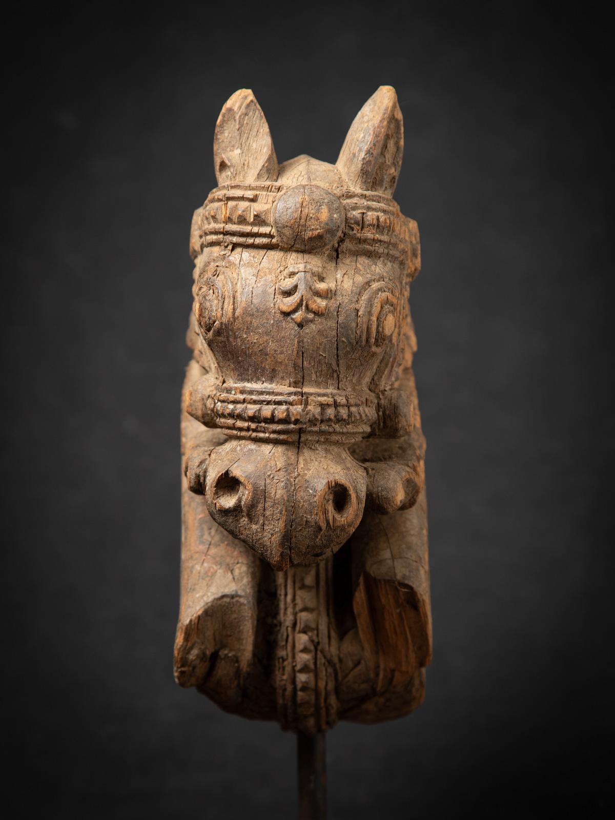 Bois fragment de temple ancien en bois du 19e siècle représentant une tête de cheval d'Inde en vente
