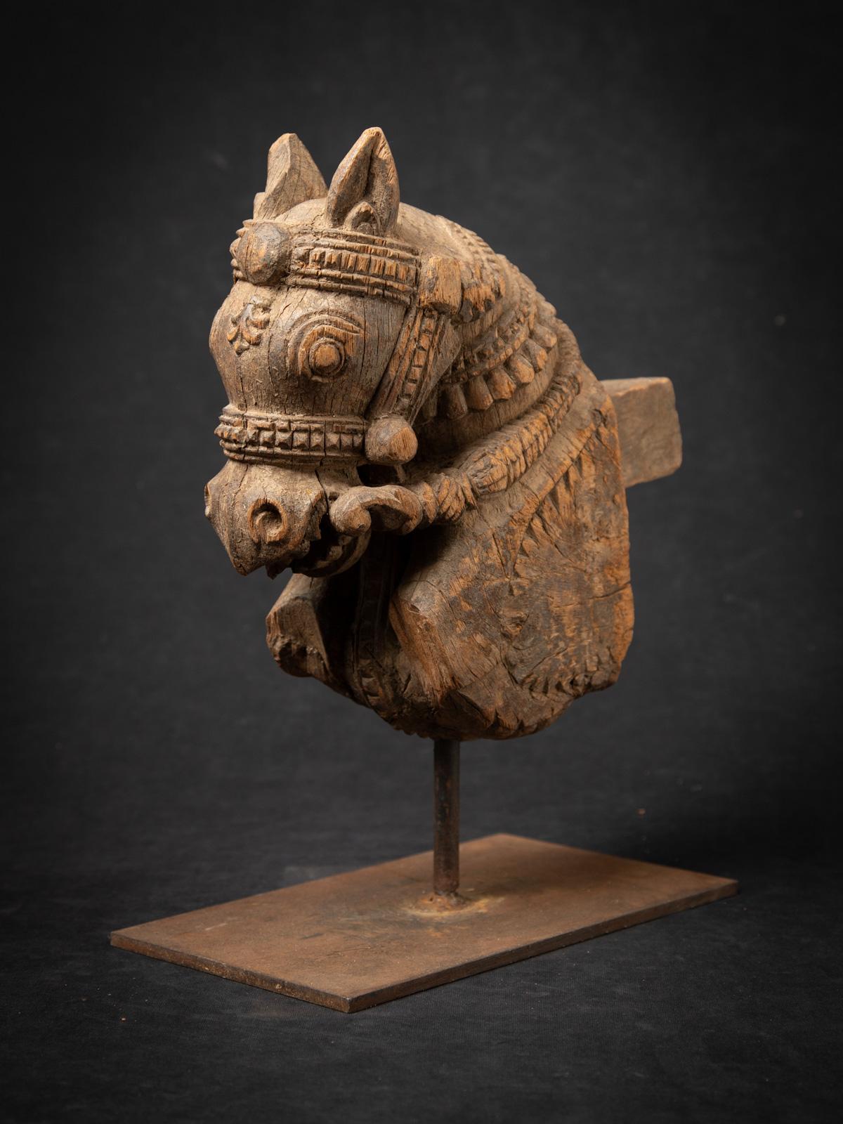 fragment de temple ancien en bois du 19e siècle représentant une tête de cheval d'Inde en vente 1