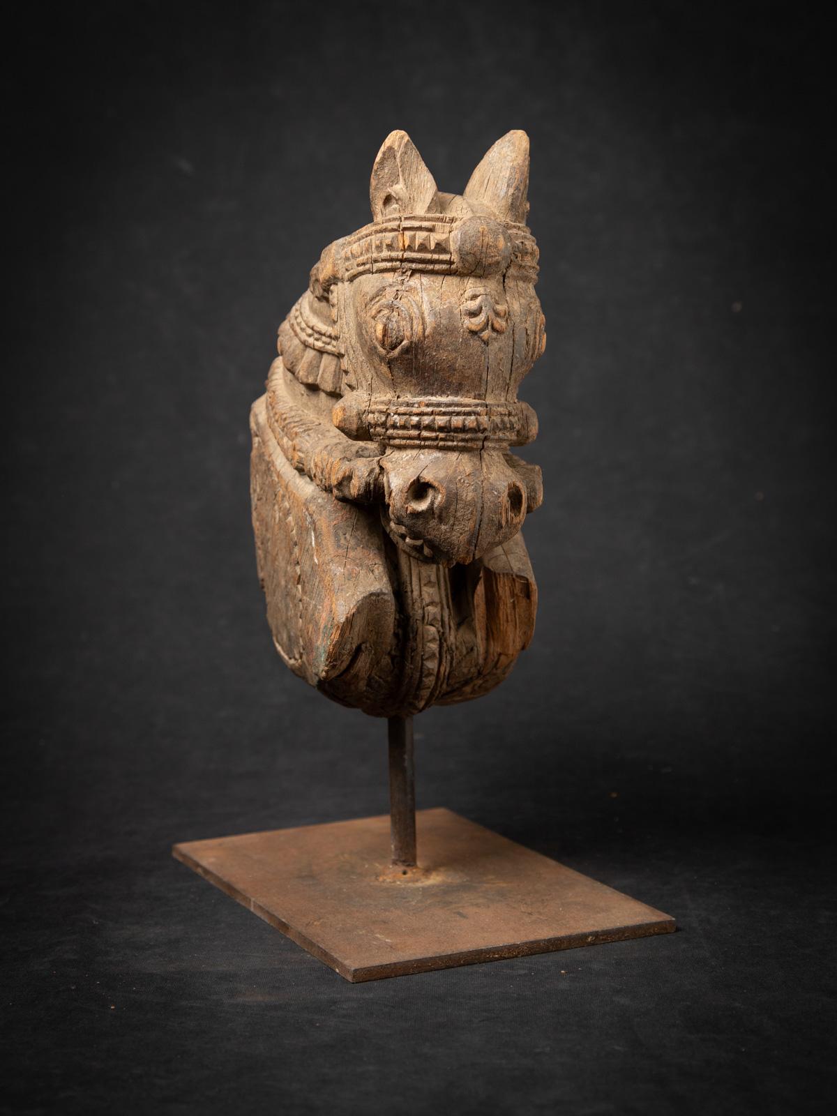 fragment de temple ancien en bois du 19e siècle représentant une tête de cheval d'Inde en vente 2