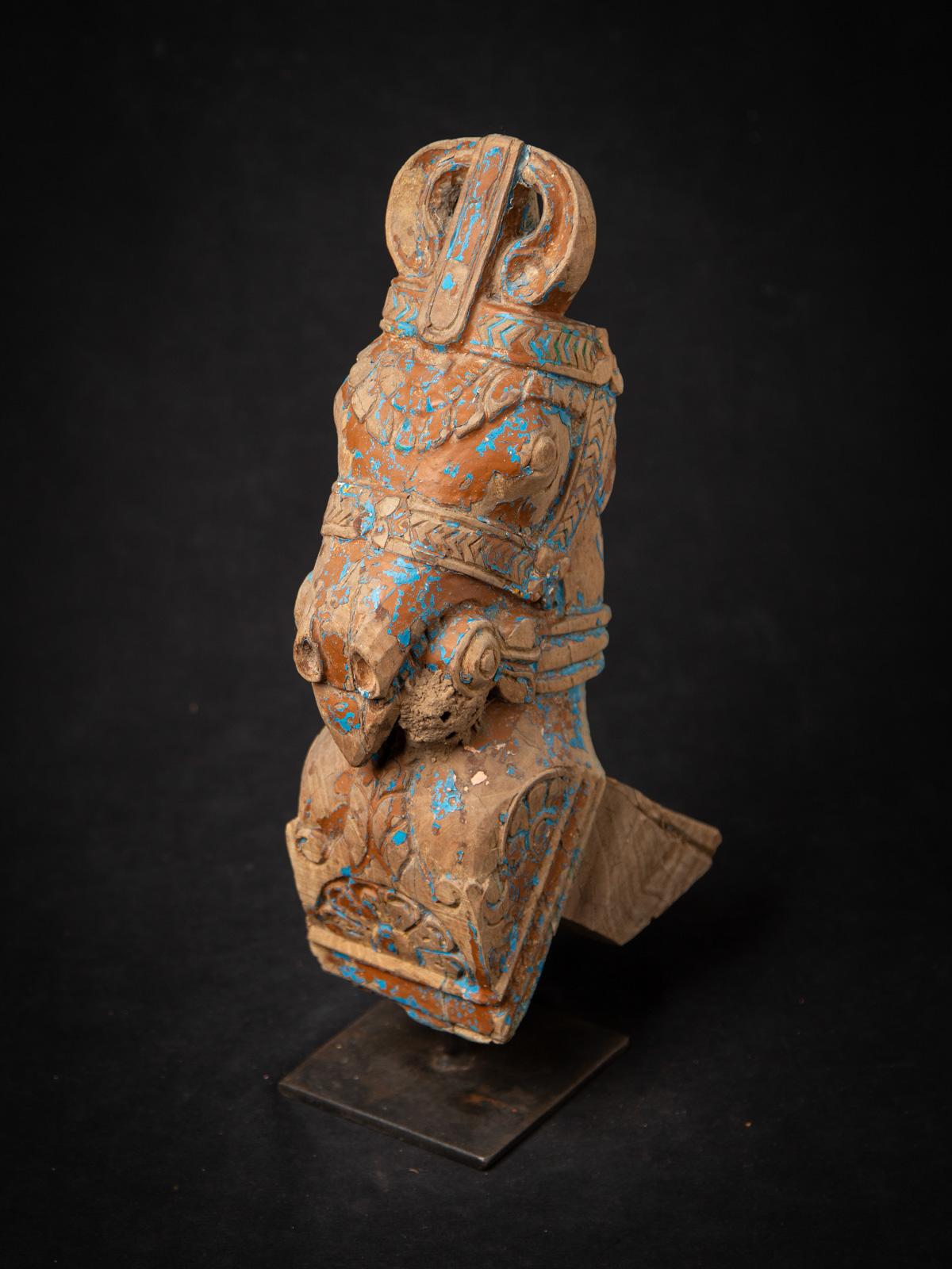 fragment de temple ancien en bois du 19e siècle représentant une tête de cheval d'Inde en vente 2