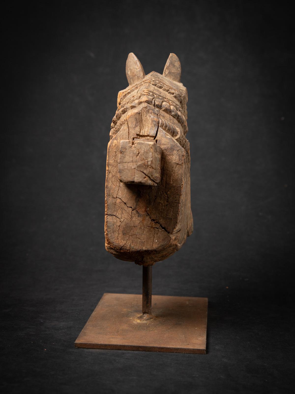 fragment de temple ancien en bois du 19e siècle représentant une tête de cheval d'Inde en vente 4