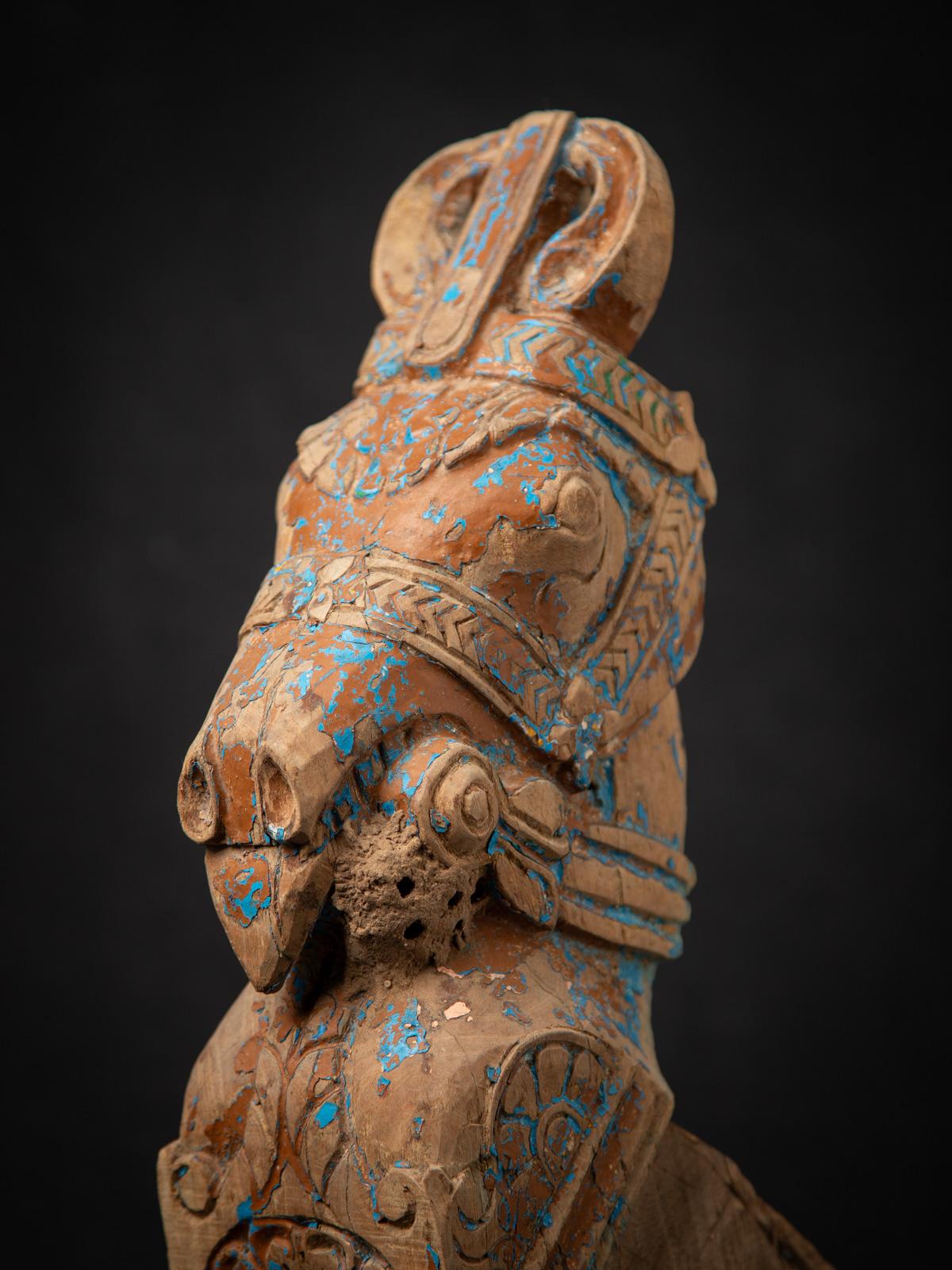fragment de temple ancien en bois du 19e siècle représentant une tête de cheval d'Inde en vente 3