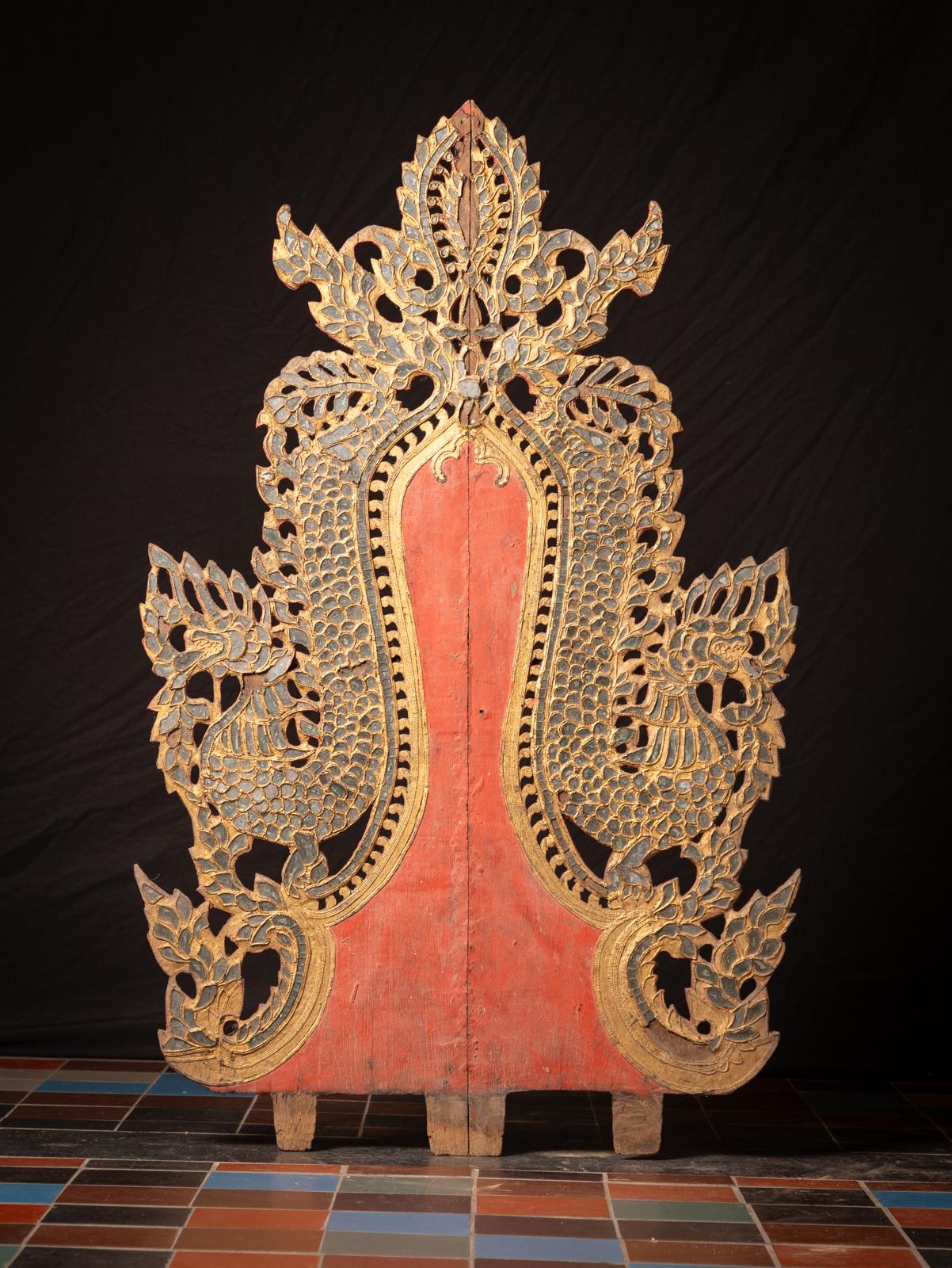 Panneau de temple en bois ancien

Matériau : bois
130 cm de haut
82 cm de large et 5 cm de profondeur
Doré à l'or fin 24 krt.
Style Shan (Tai Yai)
19ème siècle
Avec de nombreuses pièces de verre incrustées
Décorée de deux dragons
Peut être