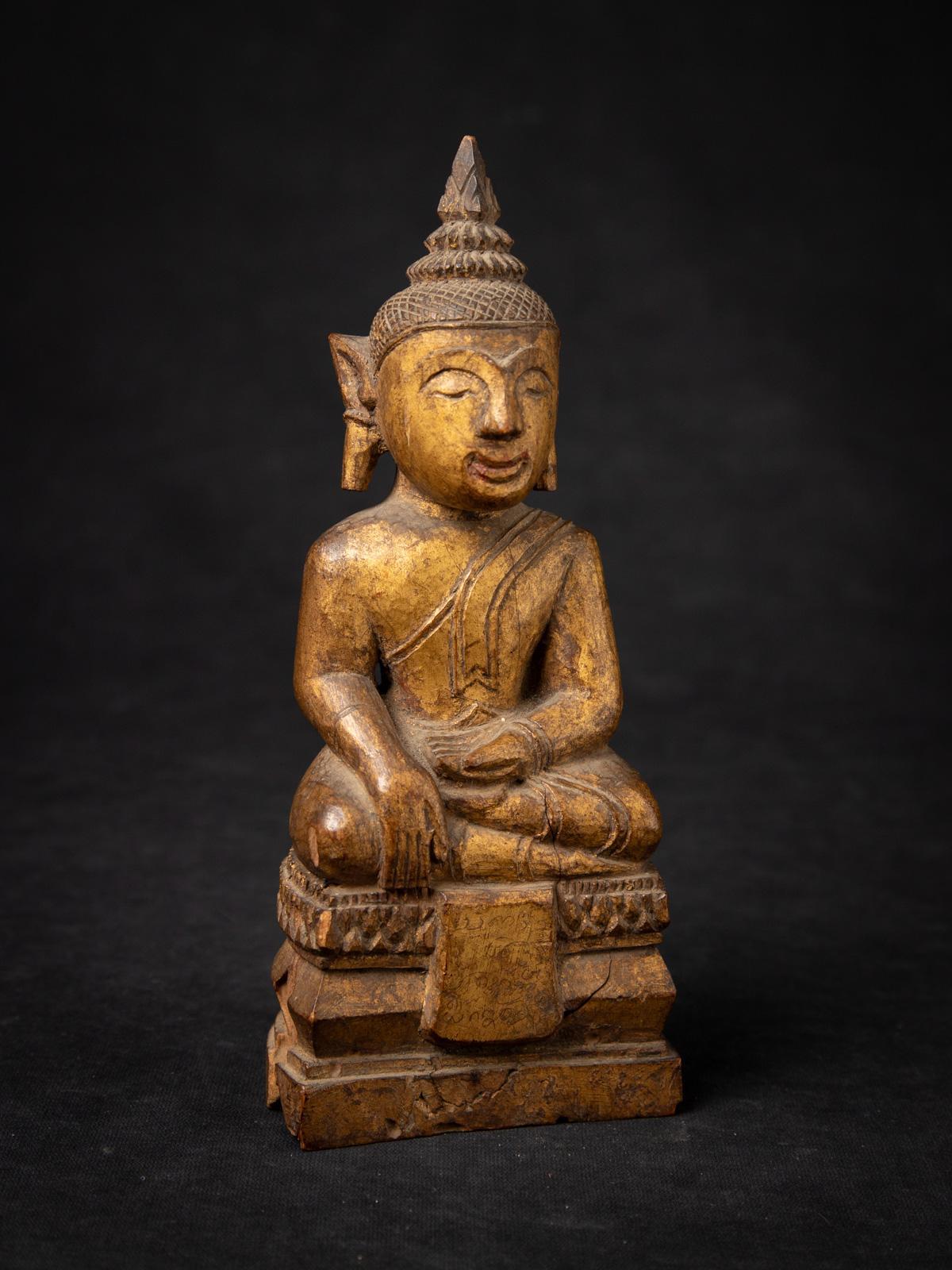 Diese antike thailändische Buddha-Statue aus Holz aus dem 19. Jahrhundert ist ein wunderschön gearbeitetes Stück, das das reiche kulturelle und spirituelle Erbe Thailands widerspiegelt. Die aus hochwertigem Holz gefertigte Statue hat eine Höhe von