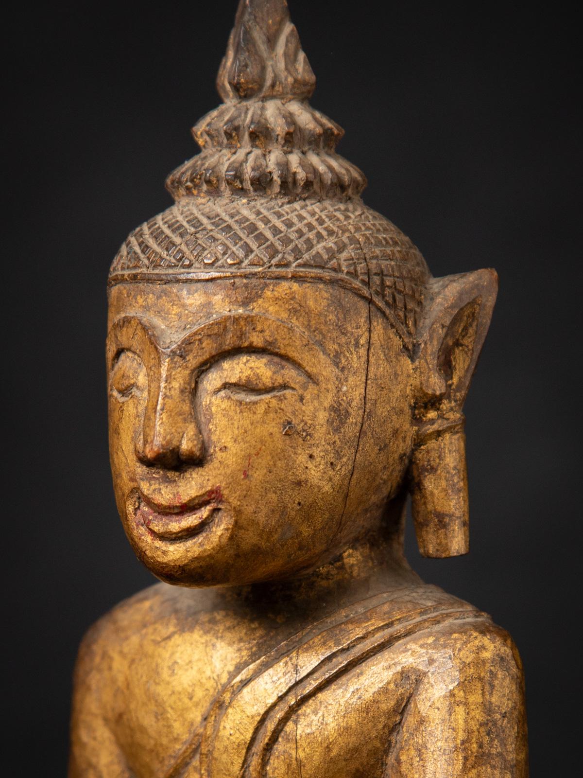 Antike thailändische Buddha-Statue aus Holz aus Thailand aus dem 19. Jahrhundert 4