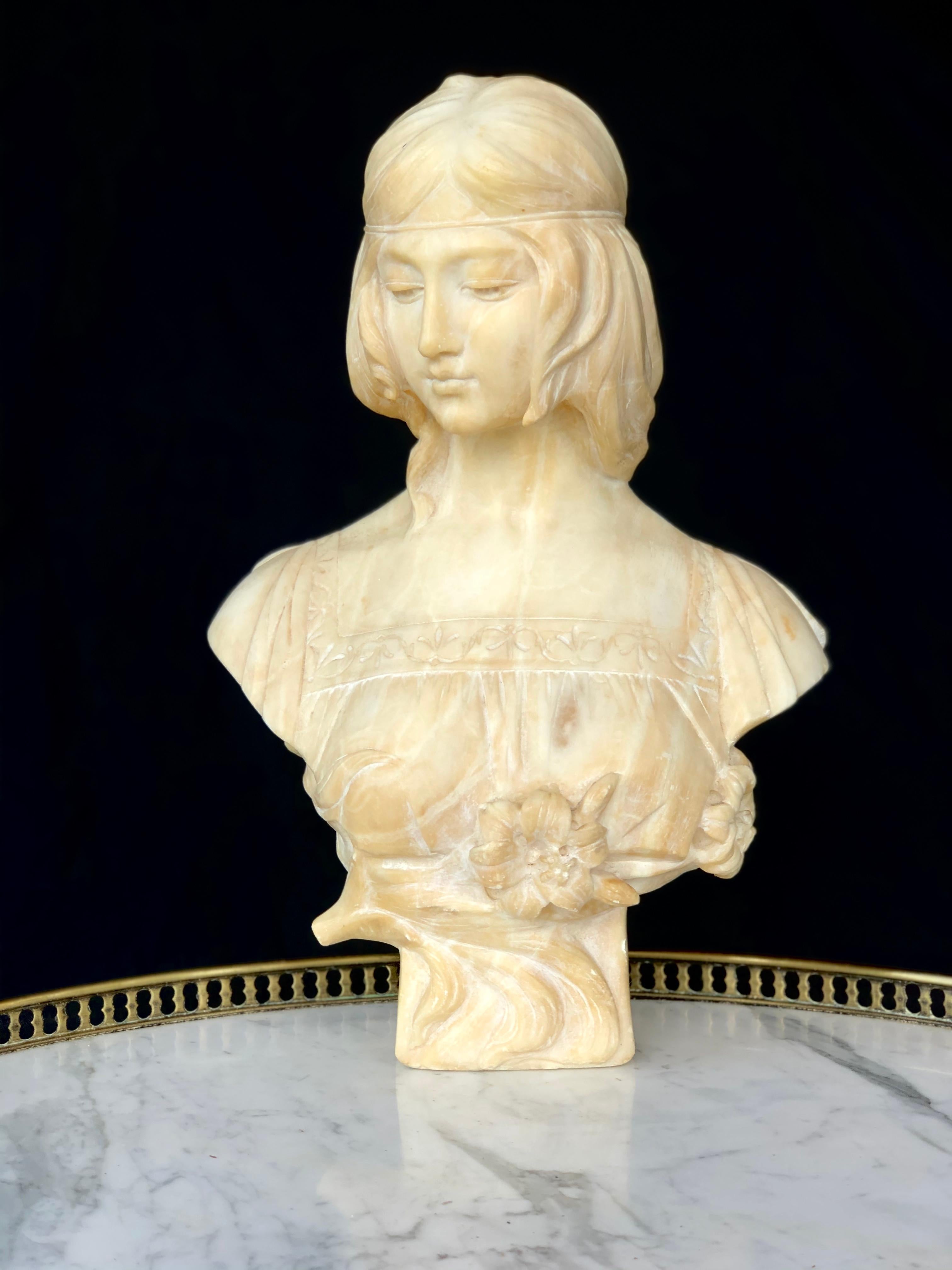 Maravillosamente detallado busto tallado en alabastro de estilo Art Nouveau de una mujer con un vestido vaporoso que lleva una cinta en la cabeza, obra del famoso artista italiano Antonio Frilli. Firmado 