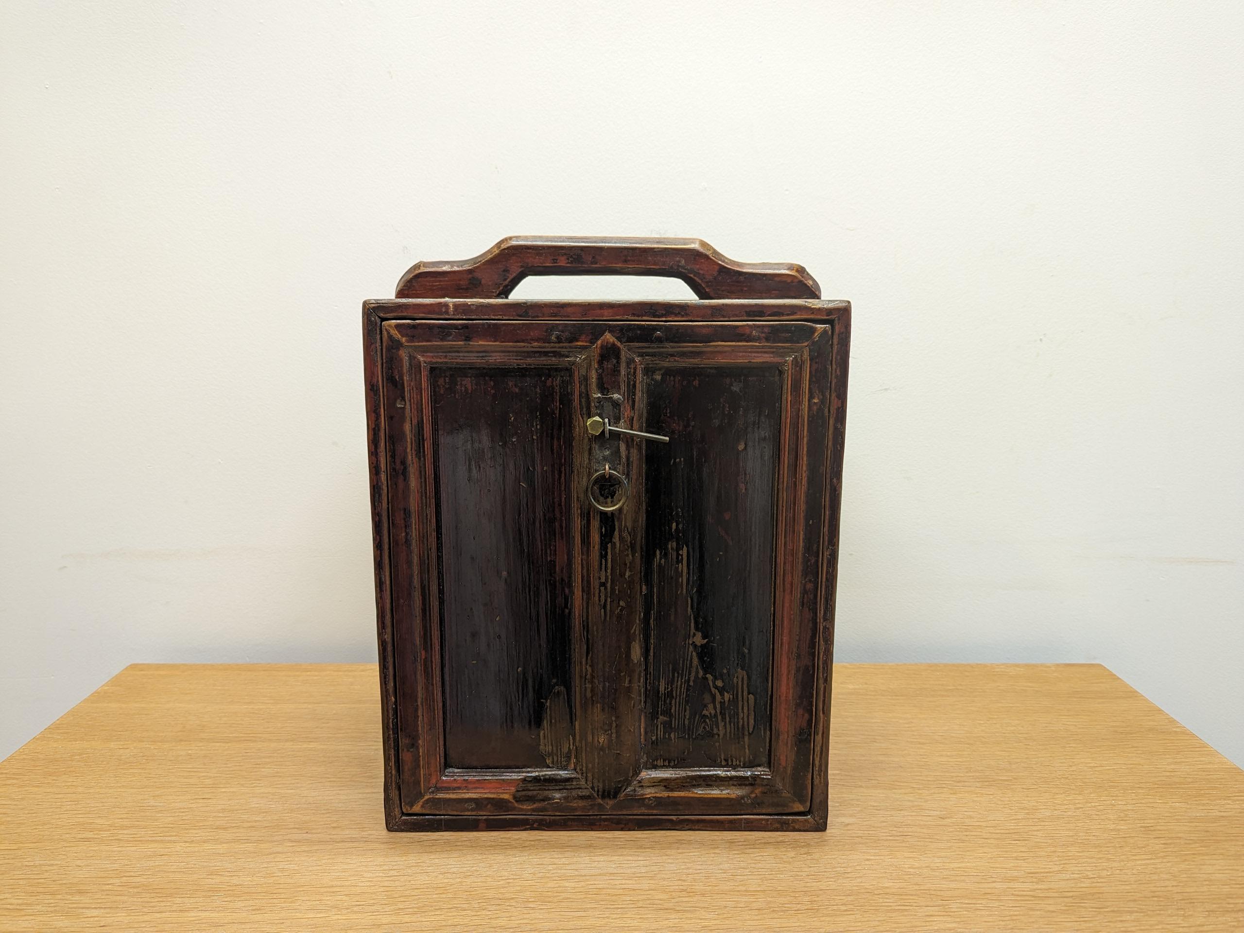 Boîte d'apothicaire du 19e siècle.  Coffret d'apothicaire chinois ancien.   Composée de bois d'orme et de pin, cette mallette comporte sept tiroirs avec des poignées en laiton.  Chaque tiroir est orné d'un motif de rideau sculpté sur la plaque