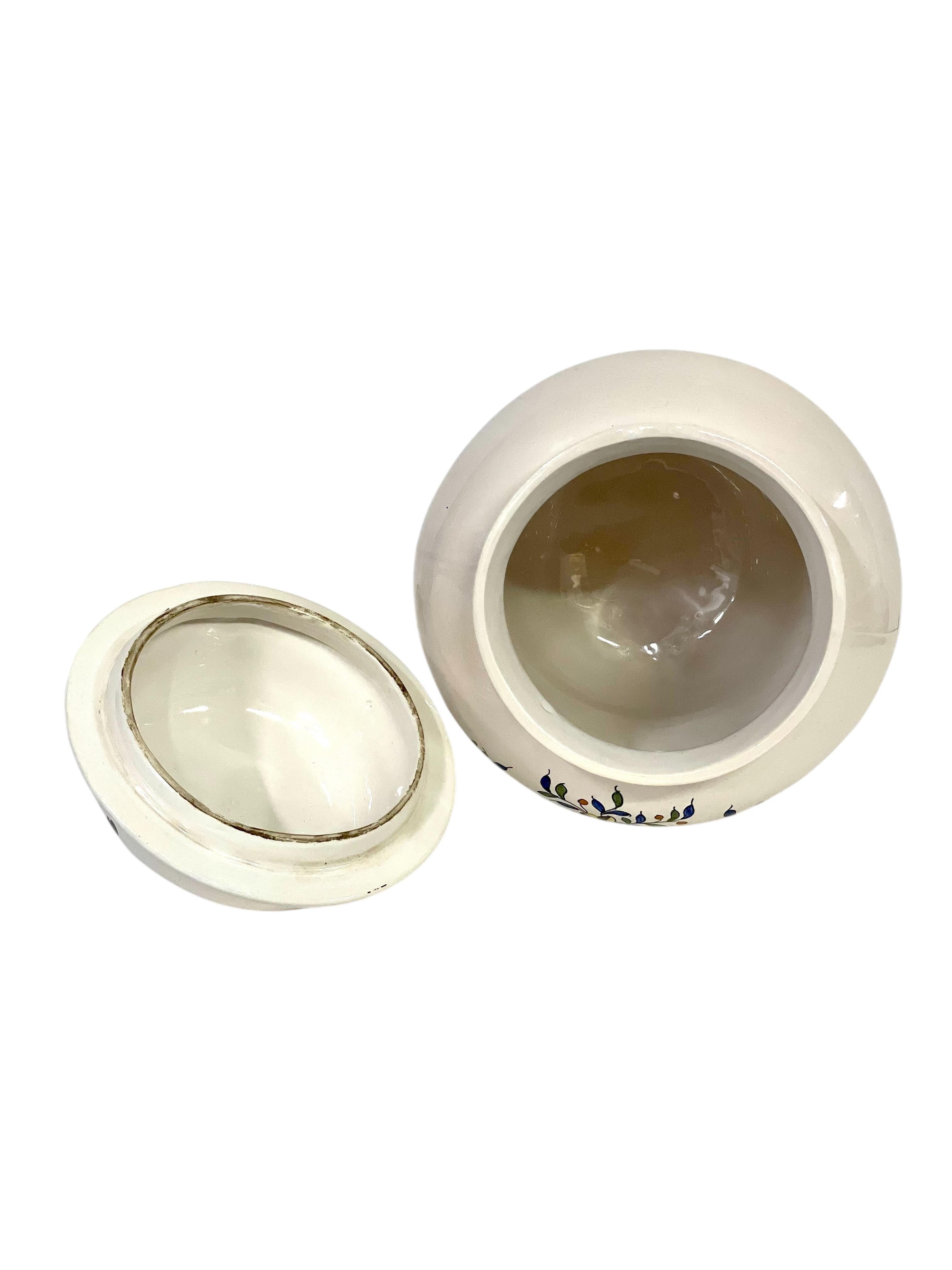 Raro vaso da farmacia in ceramica del XIX secolo con coperchio in vendita 4