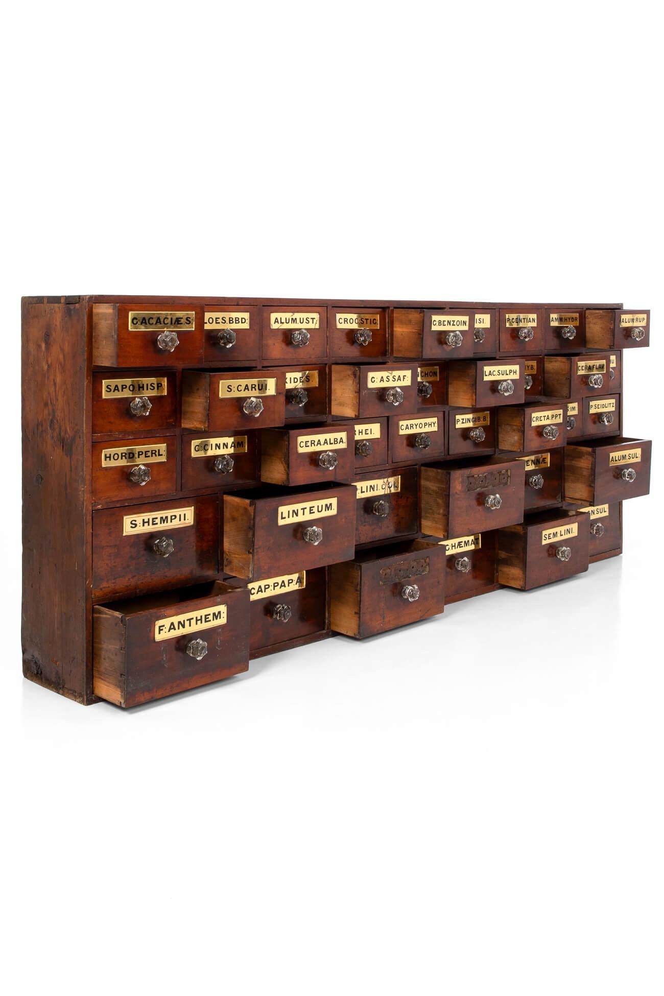 Eine beeindruckende Bank mit neununddreißig Apothekerschubladen aus Mahagoni aus dem 19. Mit Blattgold bemalte Etiketten für Schubladen mit originalen, abgeschrägten Glasgriffen. 
Britisch, um 1880.

Zusätzliche Informationen:
H 74 cm  (H 29,1