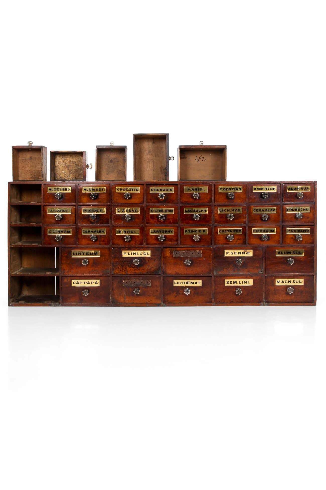 Apotheker-Schubladen des 19. Jahrhunderts  Mit Goldetiketten, um 1880 (Holzarbeit)