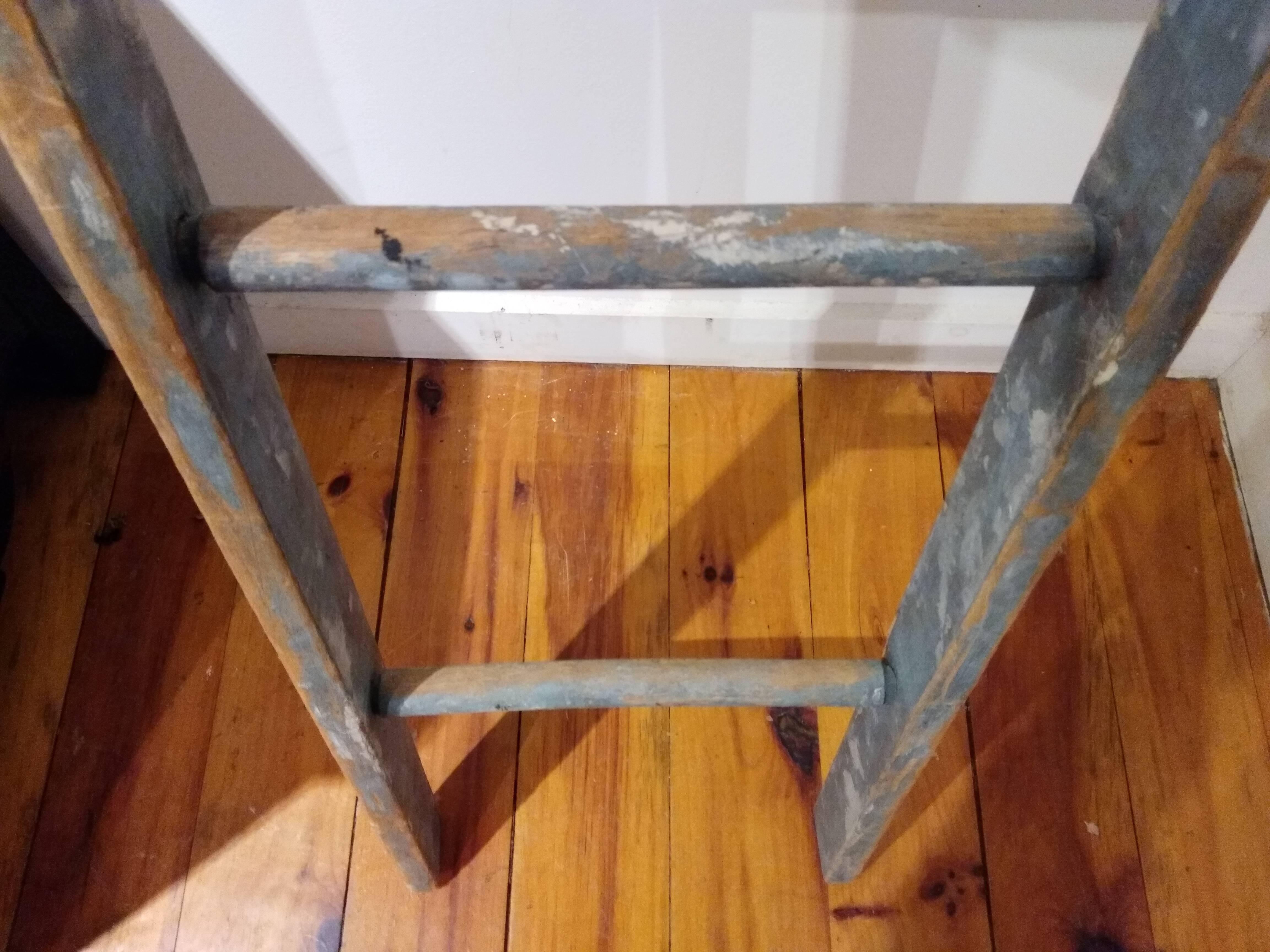 This wooden American ladder from 1880 was used in the fields to pick apples. In a home we love these pieces in a bathroom with towels on the cross bars or in a den with magazines. The worn grey blue original paint is a soft color.