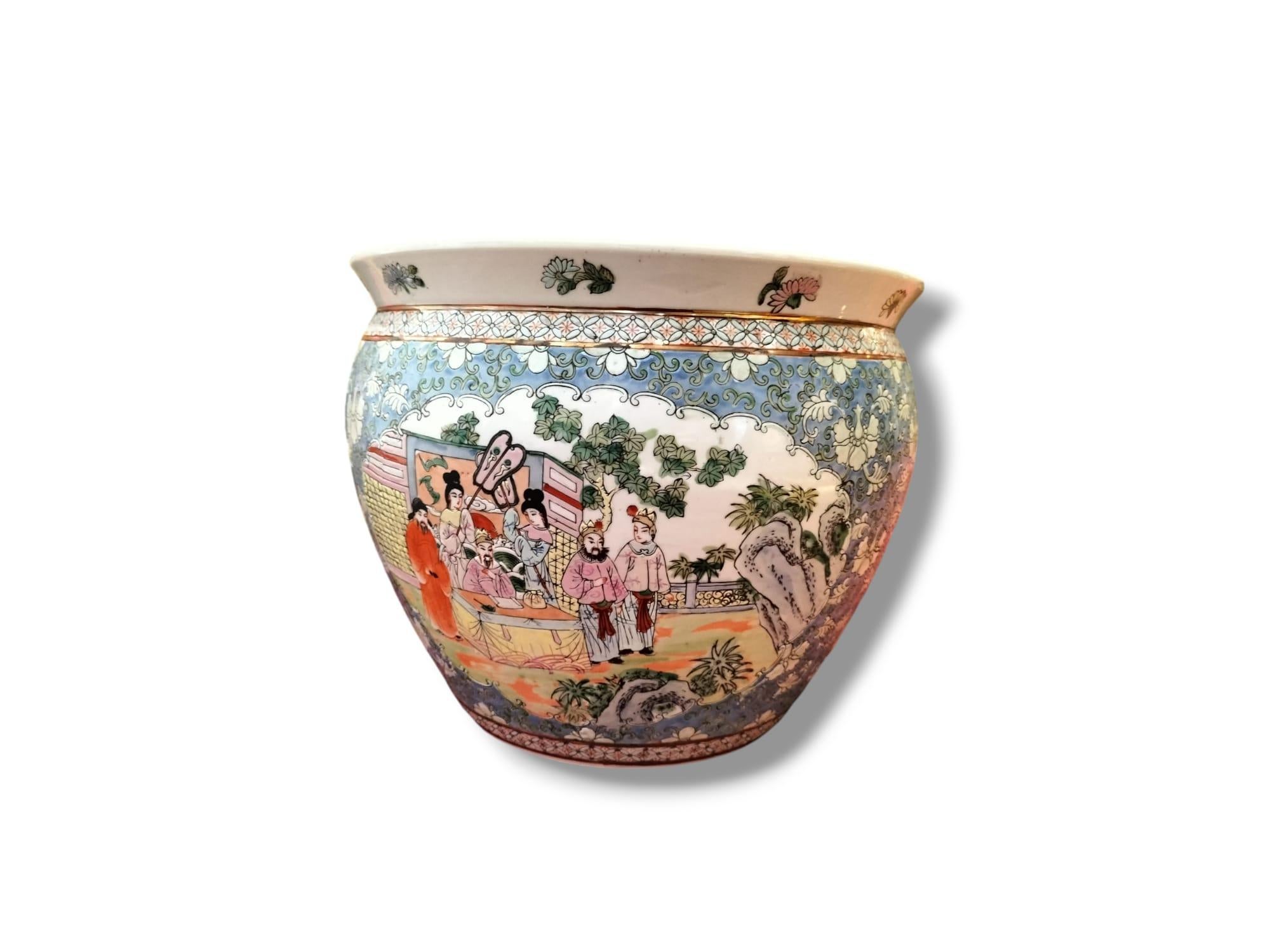 Ti presentiamo questo acquario tradizionale cantonese o decorato in stile policromo. La sua superficie è caratterizzata da delicati motivi floreali su uno sfondo blu e da motivi vorticosi in verde e bianco.

L'ornamento del vaso mostra scene
