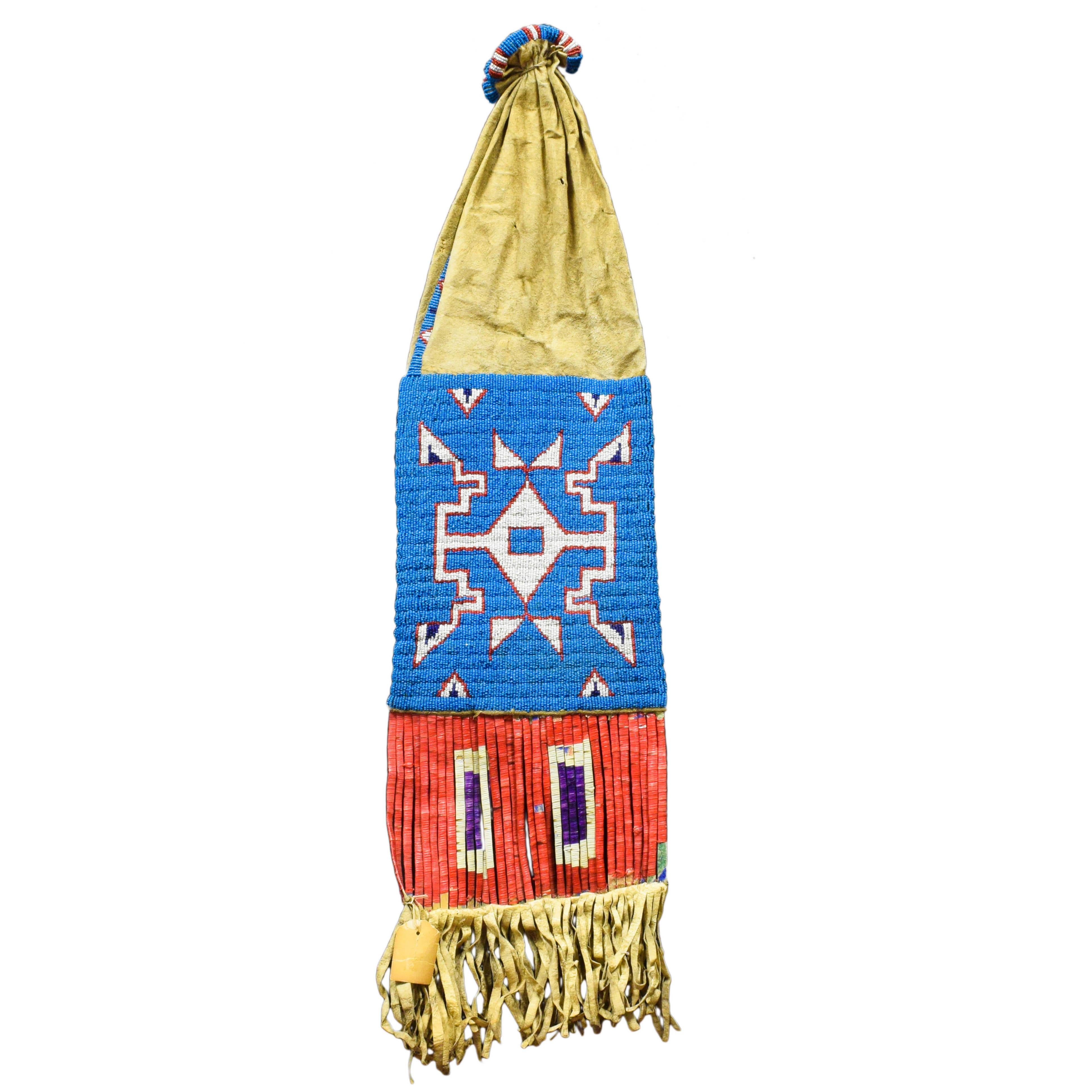 Große Arapaho-Tabaktasche mit Täfelung aus dem 19. Jahrhundert (Indigene Kunst (Nord-/Südamerika)) im Angebot