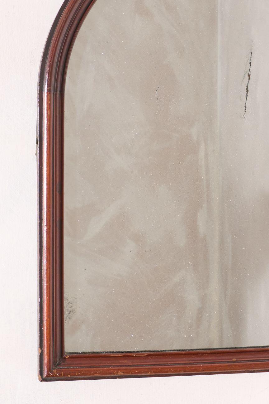 Se trata de un espejo de pared arqueado del siglo XIX muy atractivo. Pulcro marco de caoba y placa de mercurio foxada totalmente original. La calidad es muy alta y el estado general también es bueno. Bonito diseño y elegantes detalles sutiles en el