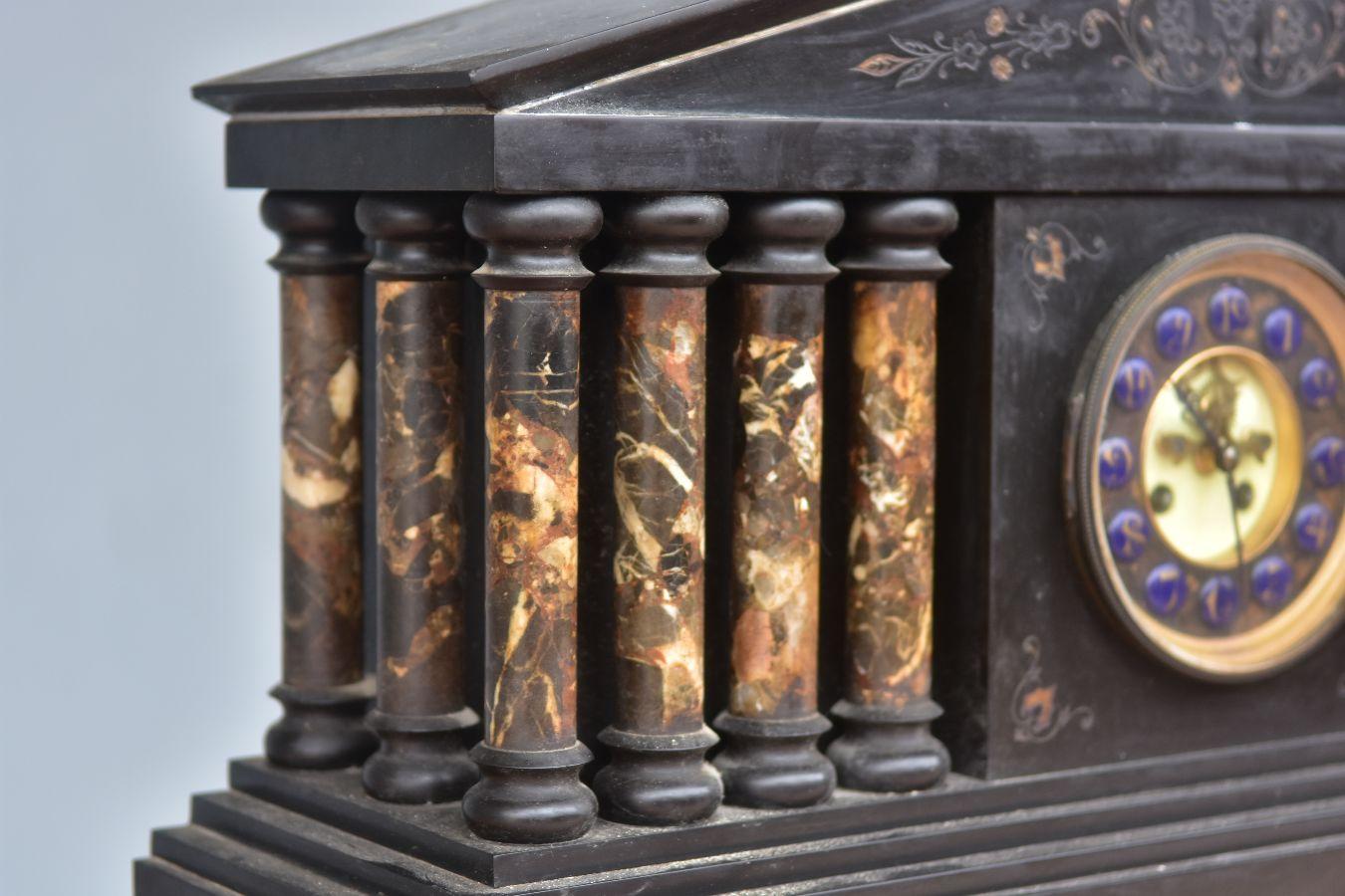 Français horloge architecturale du 19ème siècle en marbre onyx noir en vente