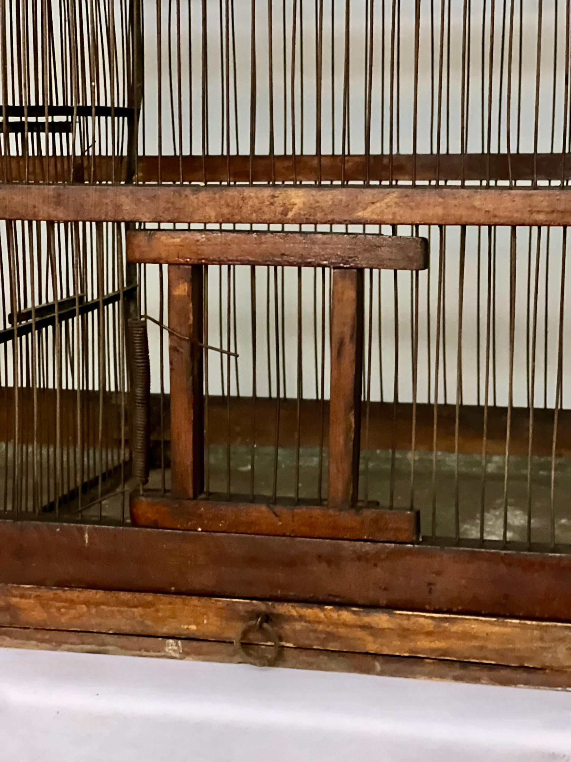 Cage à oiseaux en bois et fil de fer à deux compartiments, d'architecture du 19e siècle en vente 4