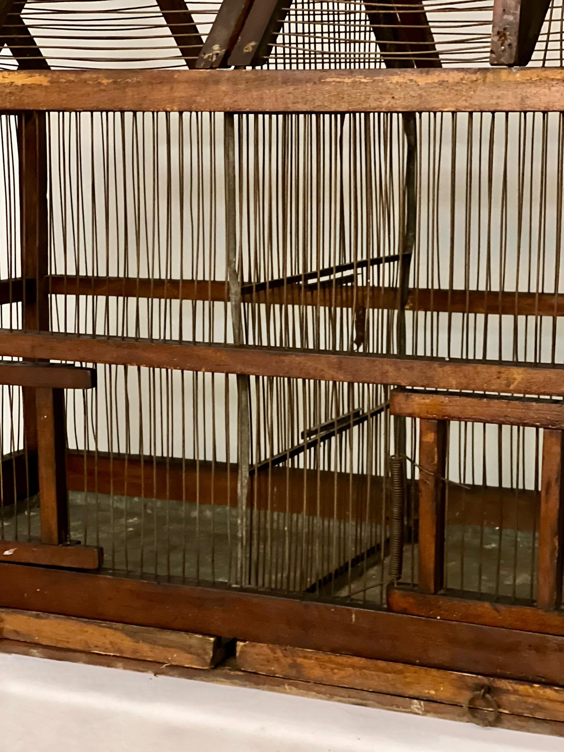 Cage à oiseaux en bois et fil de fer à deux compartiments, d'architecture du 19e siècle en vente 6