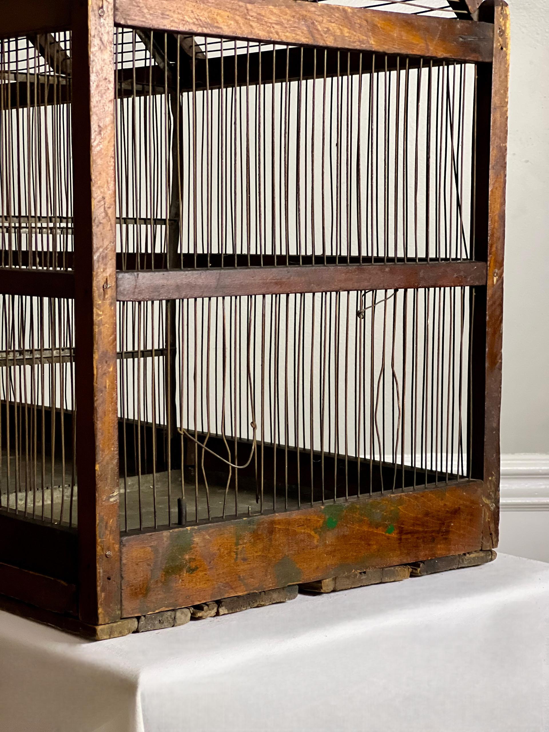 Cage à oiseaux en bois et fil de fer à deux compartiments, d'architecture du 19e siècle en vente 7