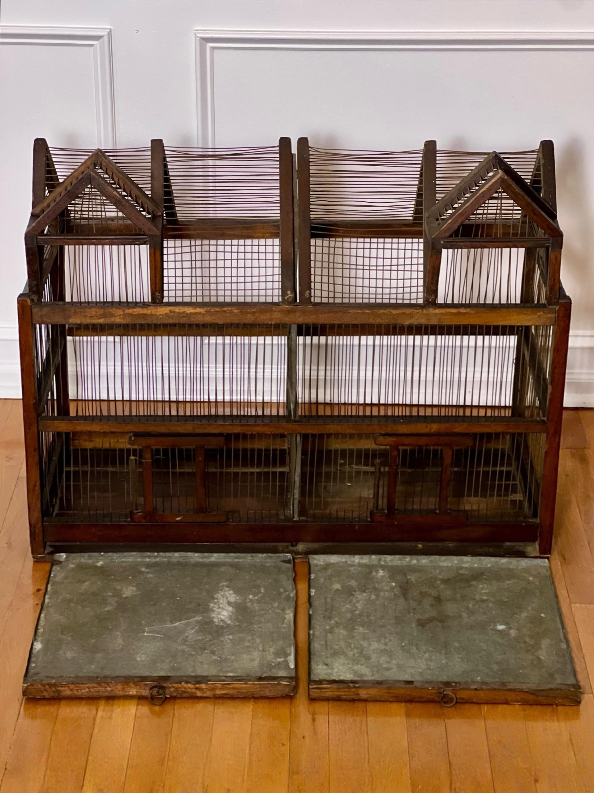 Cage à oiseaux en bois et fil de fer à deux compartiments, d'architecture du 19e siècle en vente 8