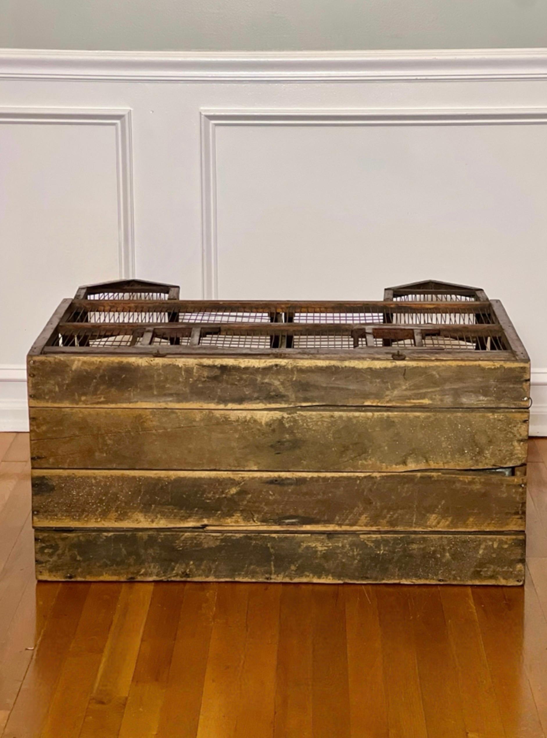 Cage à oiseaux en bois et fil de fer à deux compartiments, d'architecture du 19e siècle en vente 9