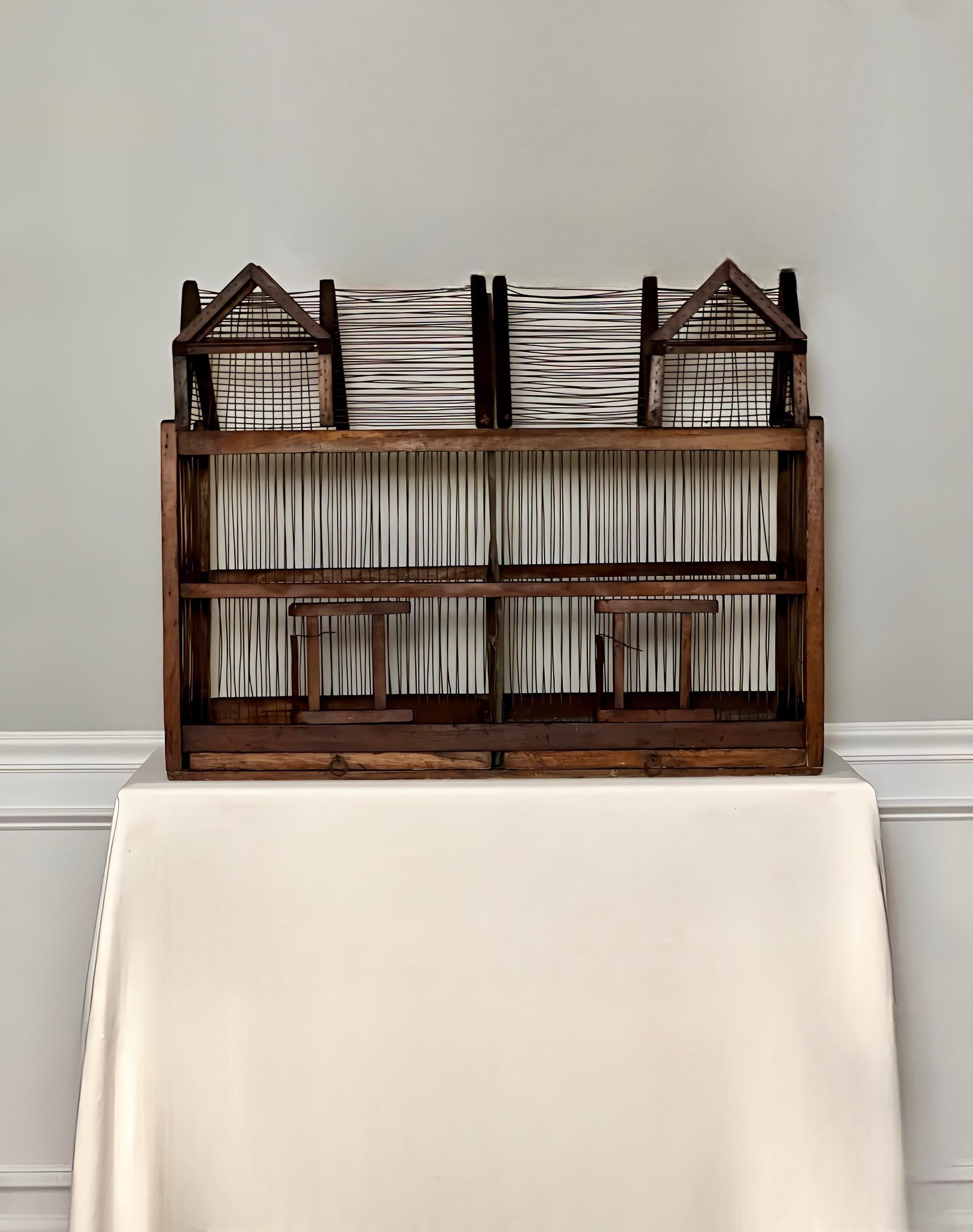 Cage à oiseaux en bois et fil de fer à deux compartiments, d'architecture du 19e siècle en vente 10