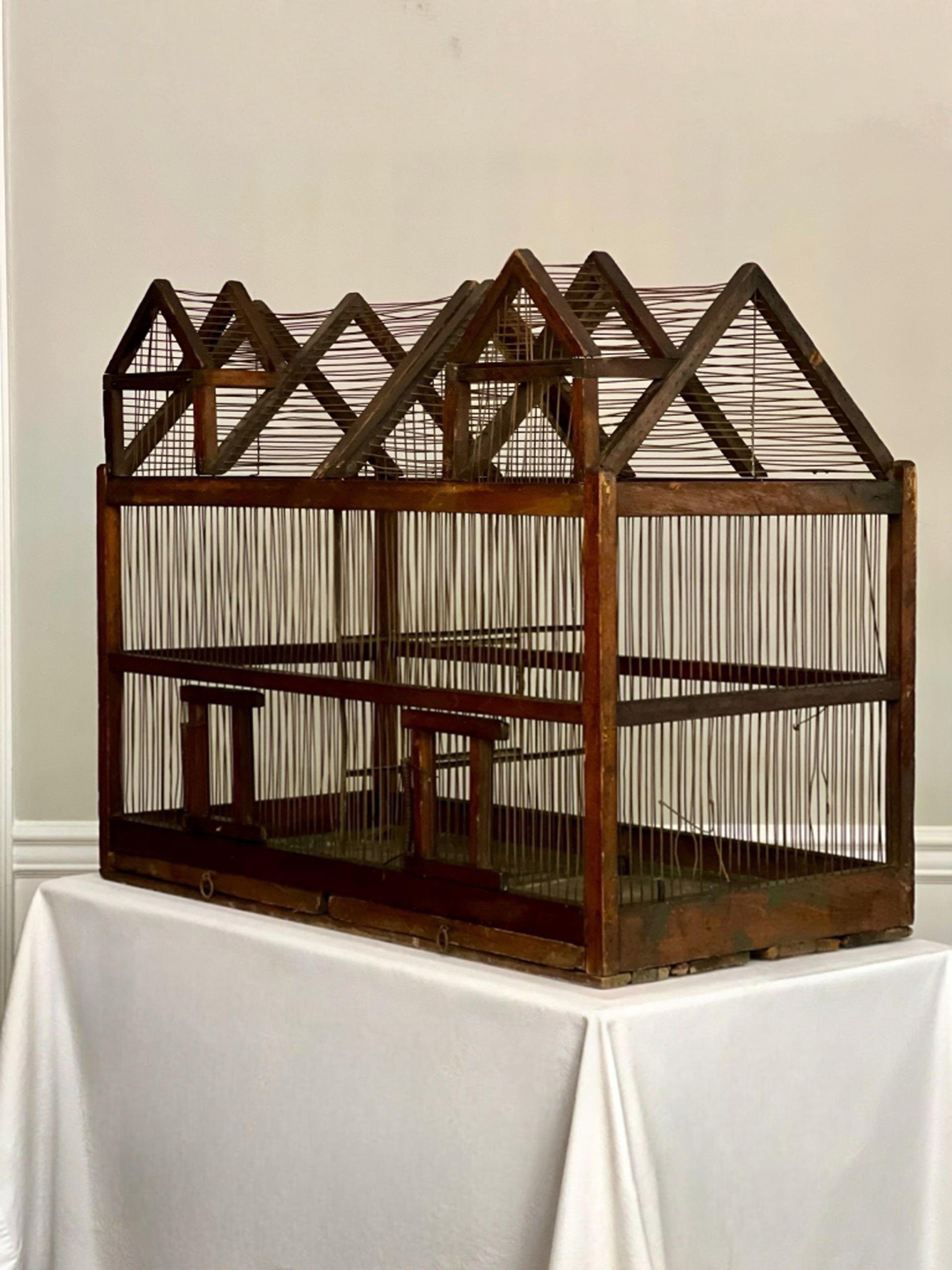 Fait main Cage à oiseaux en bois et fil de fer à deux compartiments, d'architecture du 19e siècle en vente