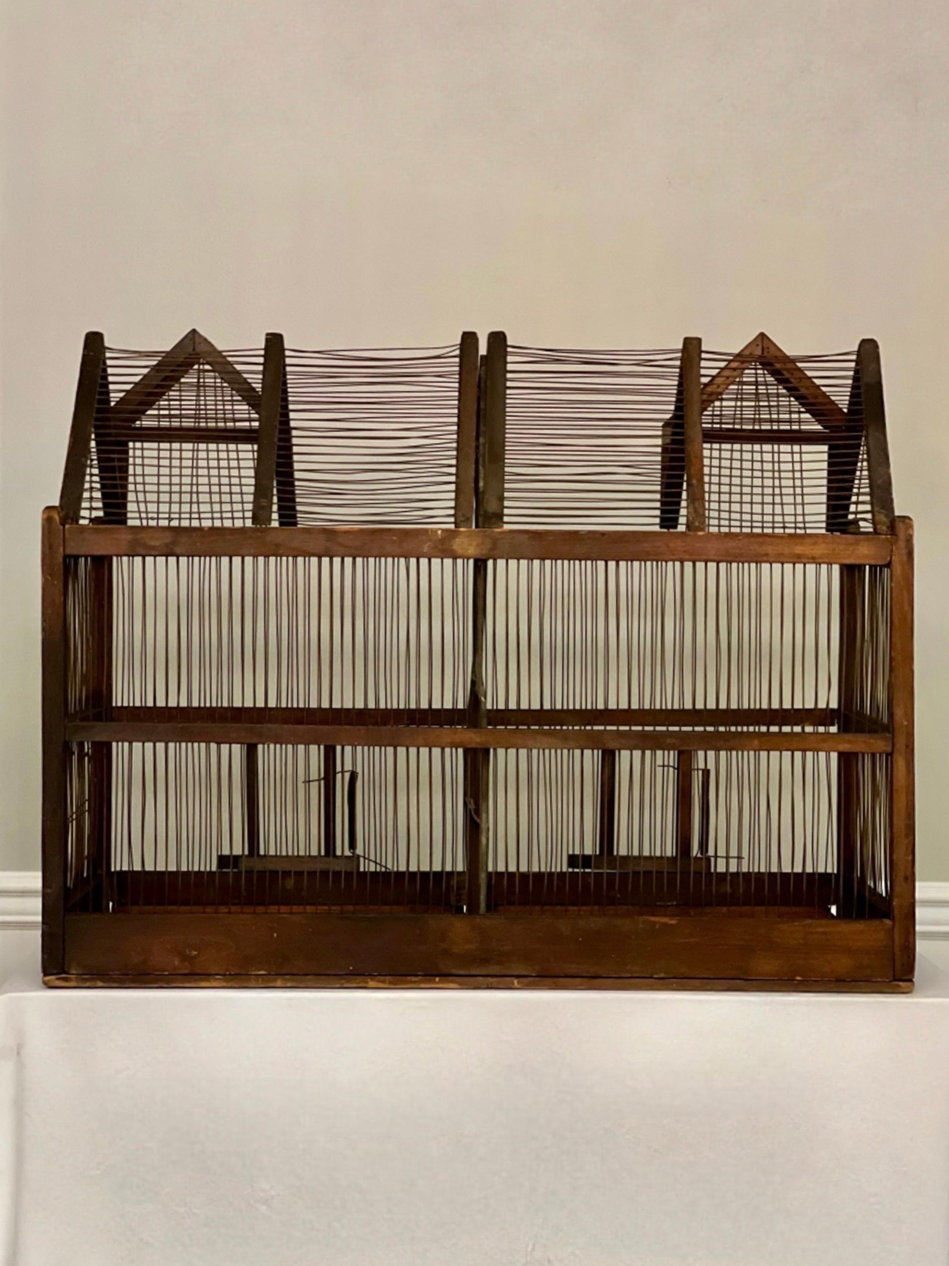 Cage à oiseaux en bois et fil de fer à deux compartiments, d'architecture du 19e siècle Bon état - En vente à Doylestown, PA