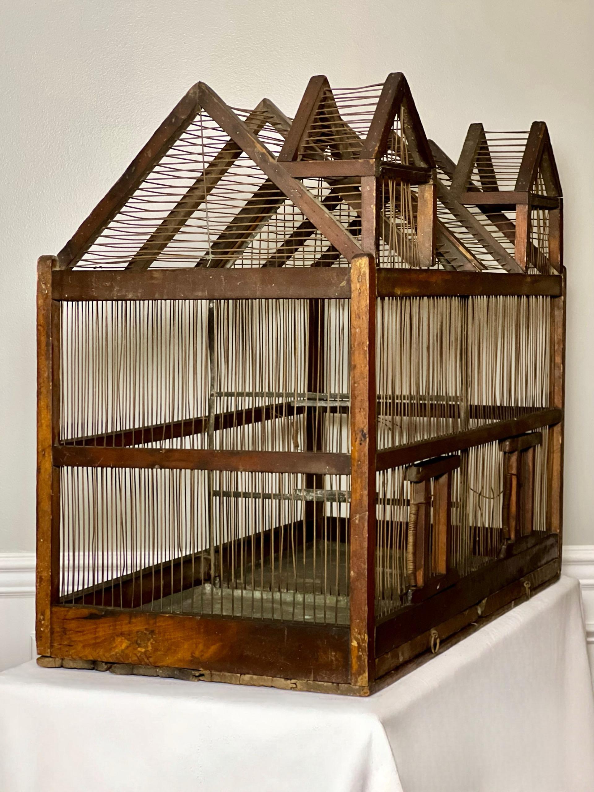 XIXe siècle Cage à oiseaux en bois et fil de fer à deux compartiments, d'architecture du 19e siècle en vente
