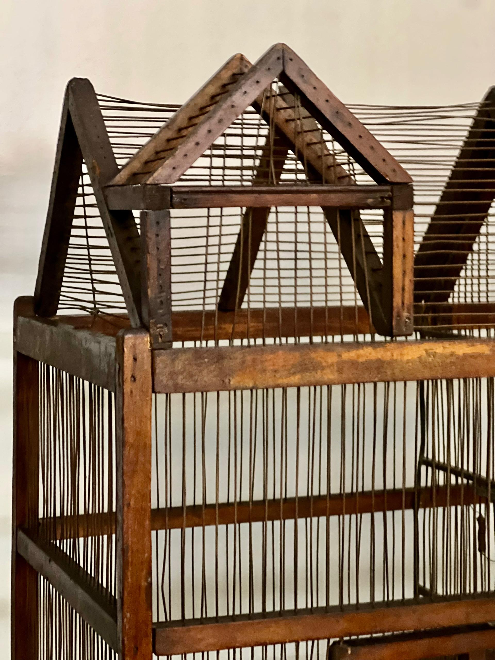 Cage à oiseaux en bois et fil de fer à deux compartiments, d'architecture du 19e siècle en vente 1