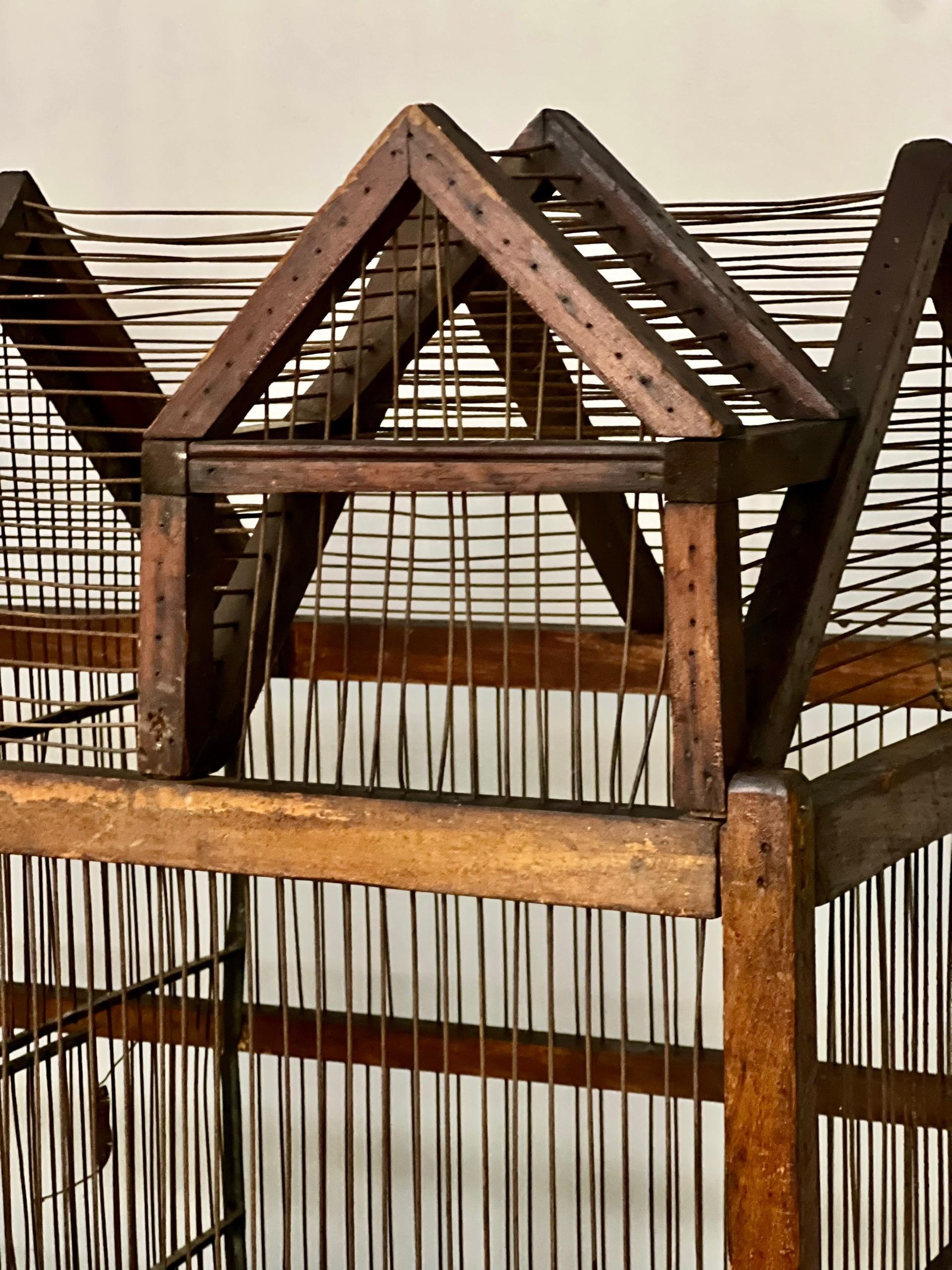 Cage à oiseaux en bois et fil de fer à deux compartiments, d'architecture du 19e siècle en vente 2