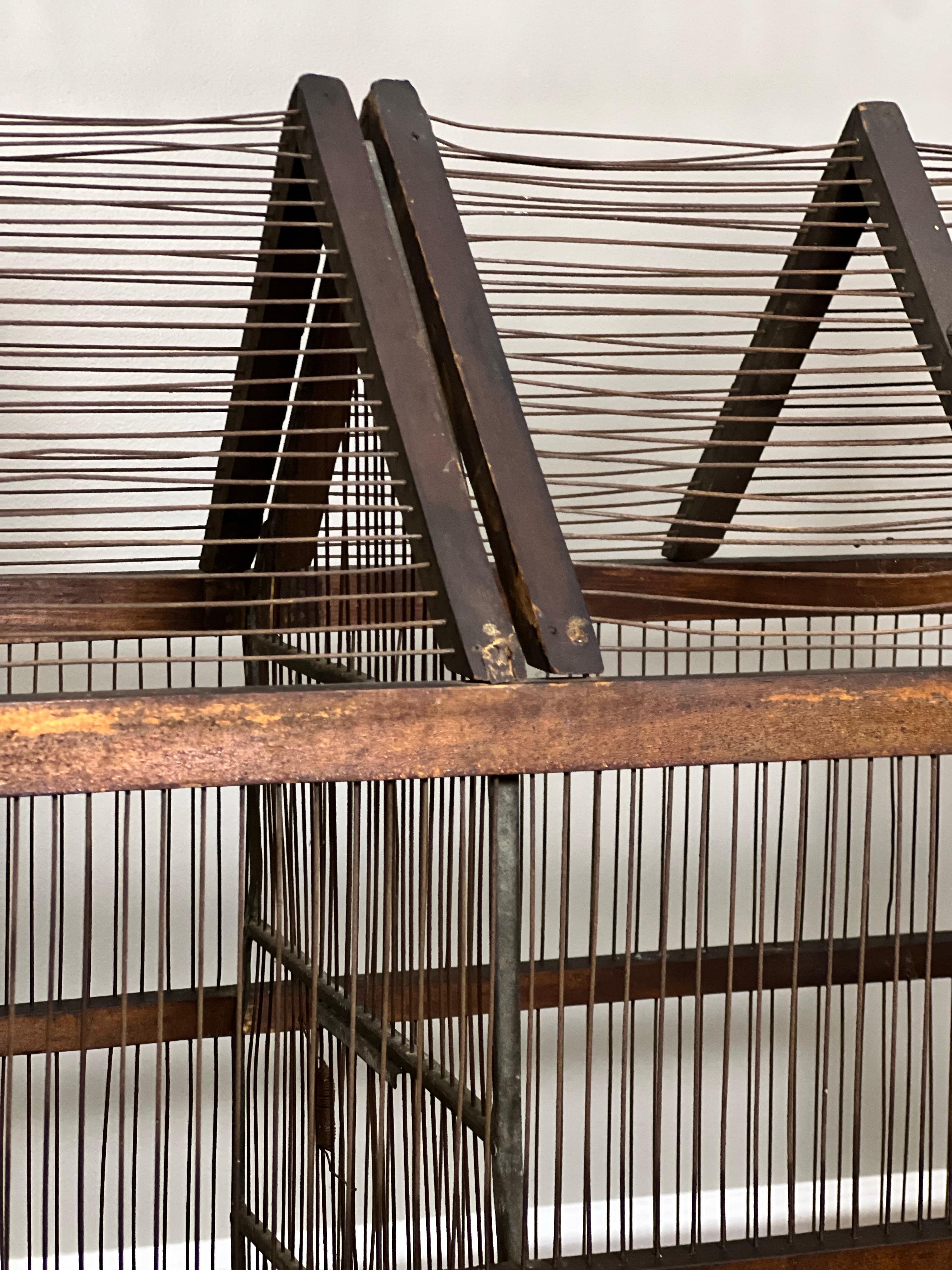 Cage à oiseaux en bois et fil de fer à deux compartiments, d'architecture du 19e siècle en vente 3