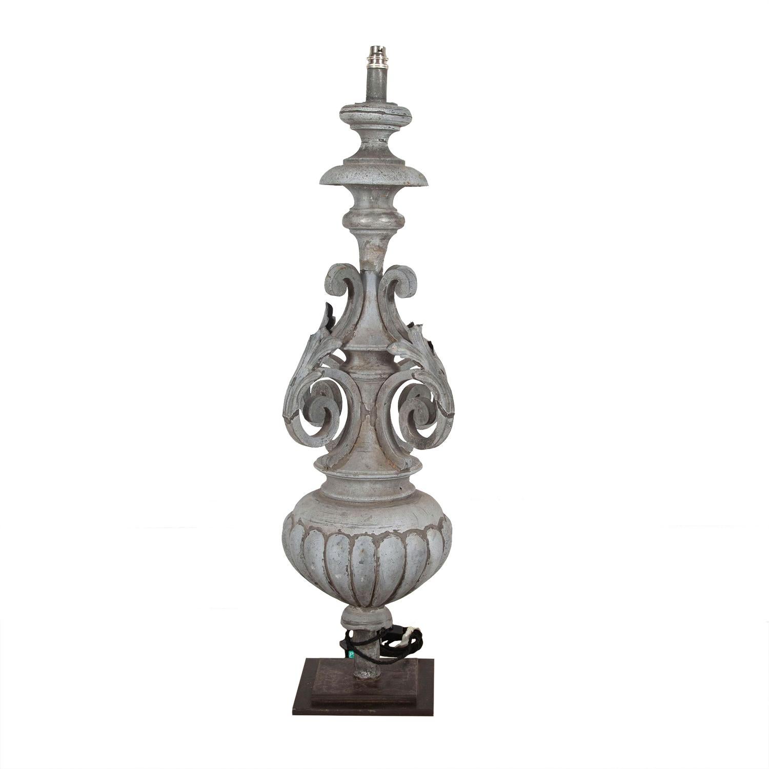 Français Fragment d'architecture du 19ème siècle adapté à une lampe en zinc en vente