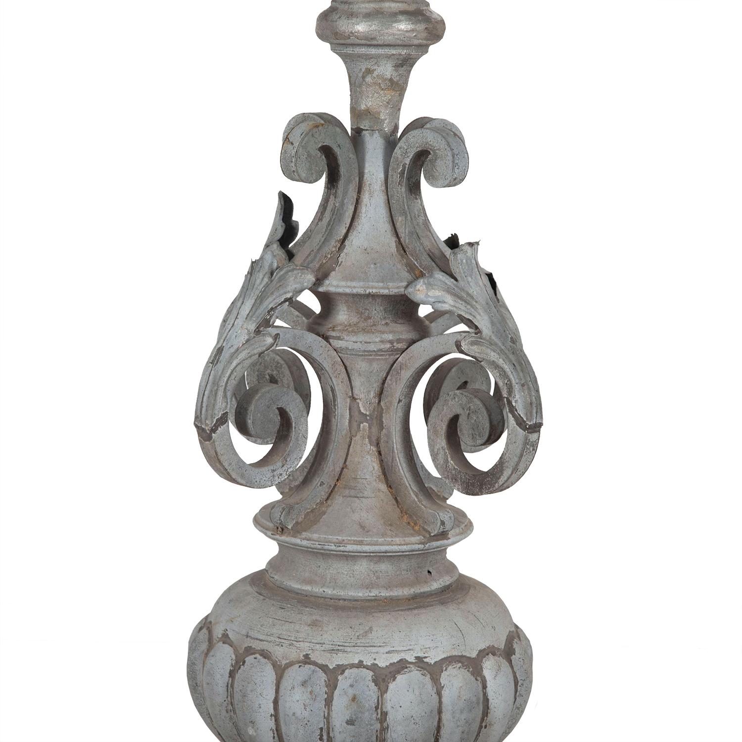 XIXe siècle Fragment d'architecture du 19ème siècle adapté à une lampe en zinc en vente