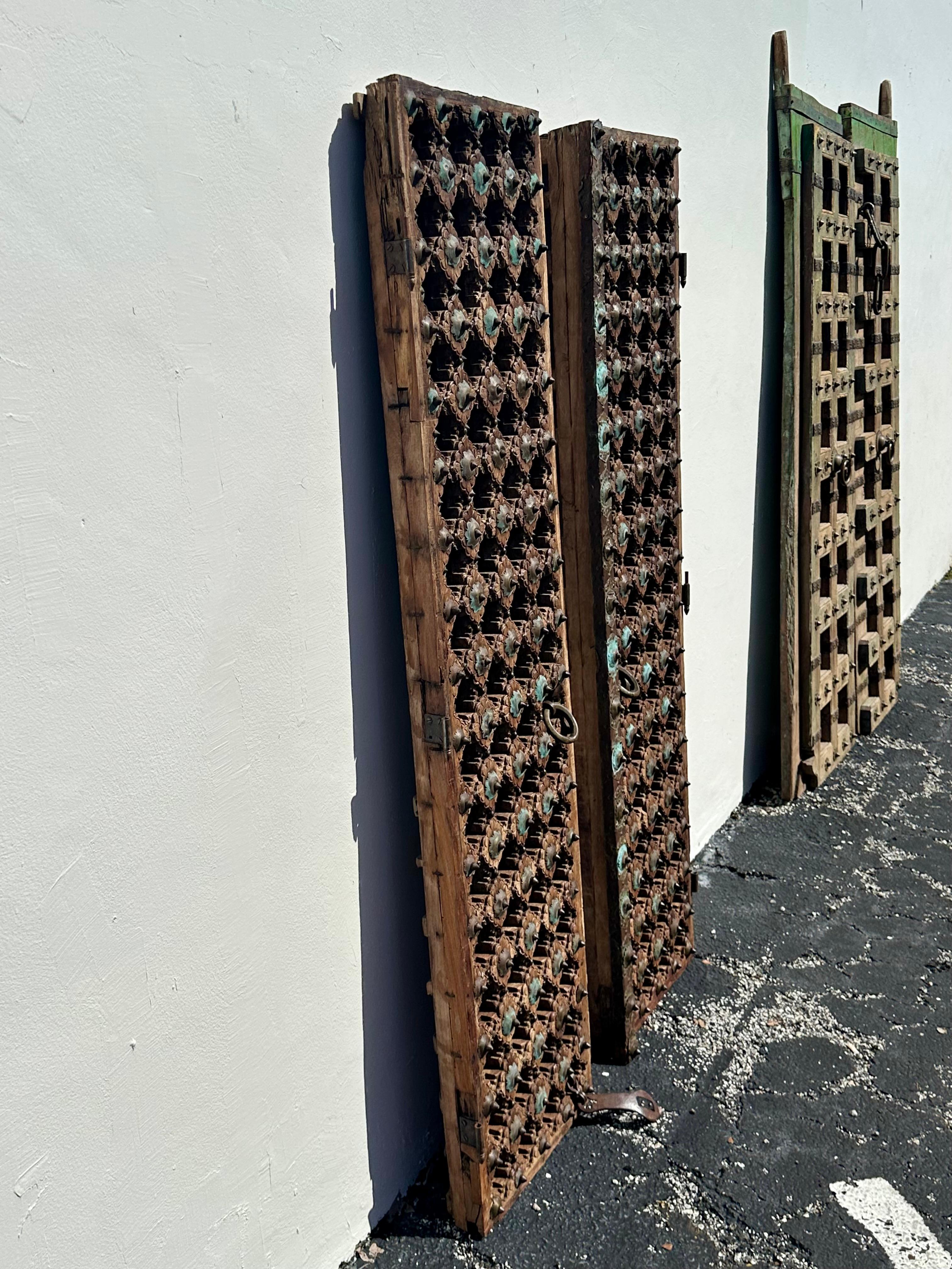 Puertas de entrada a templos artesanales de hierro y latón del siglo XIX en venta 4