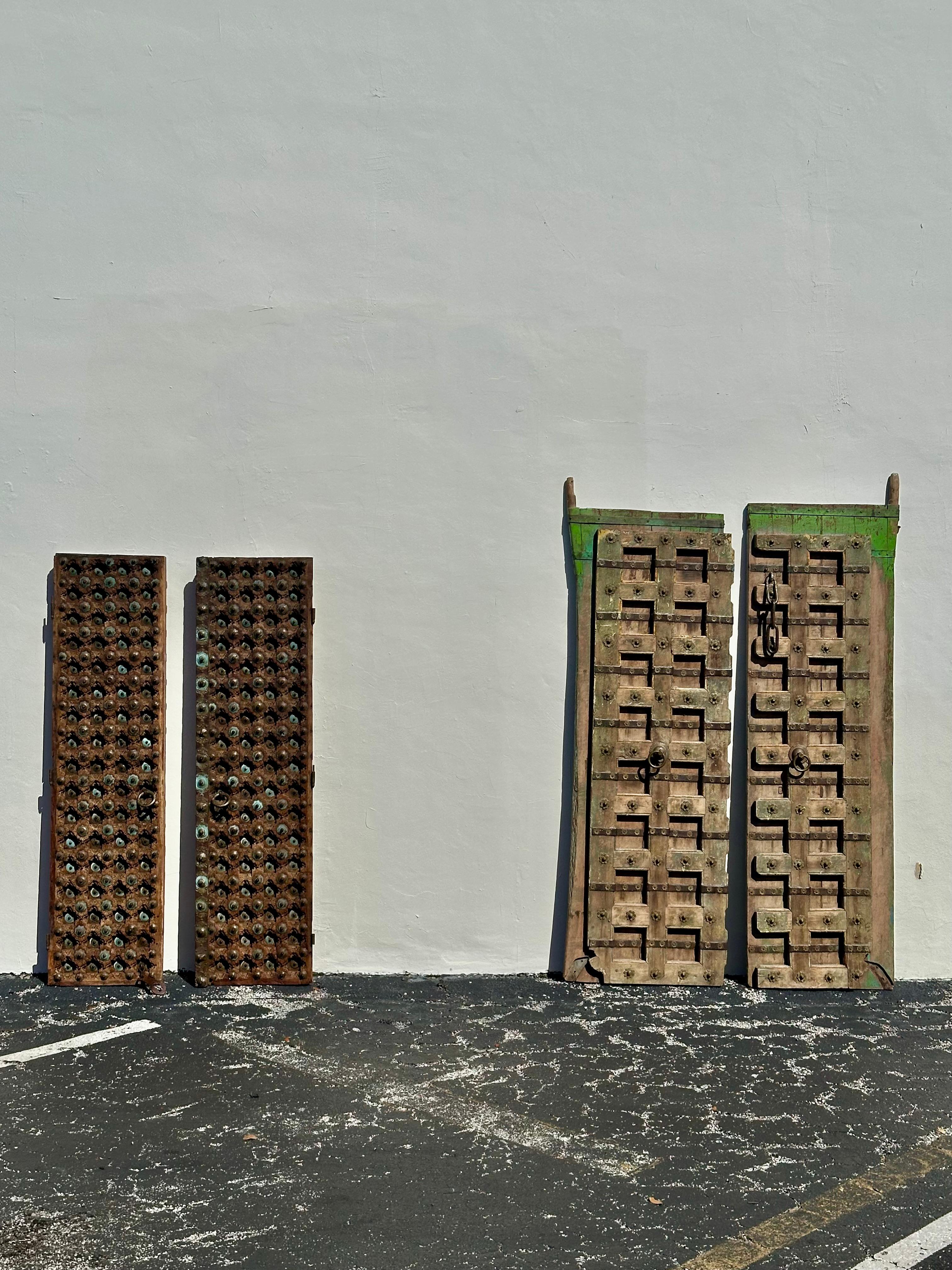 Puertas de entrada a templos artesanales de hierro y latón del siglo XIX en venta 5