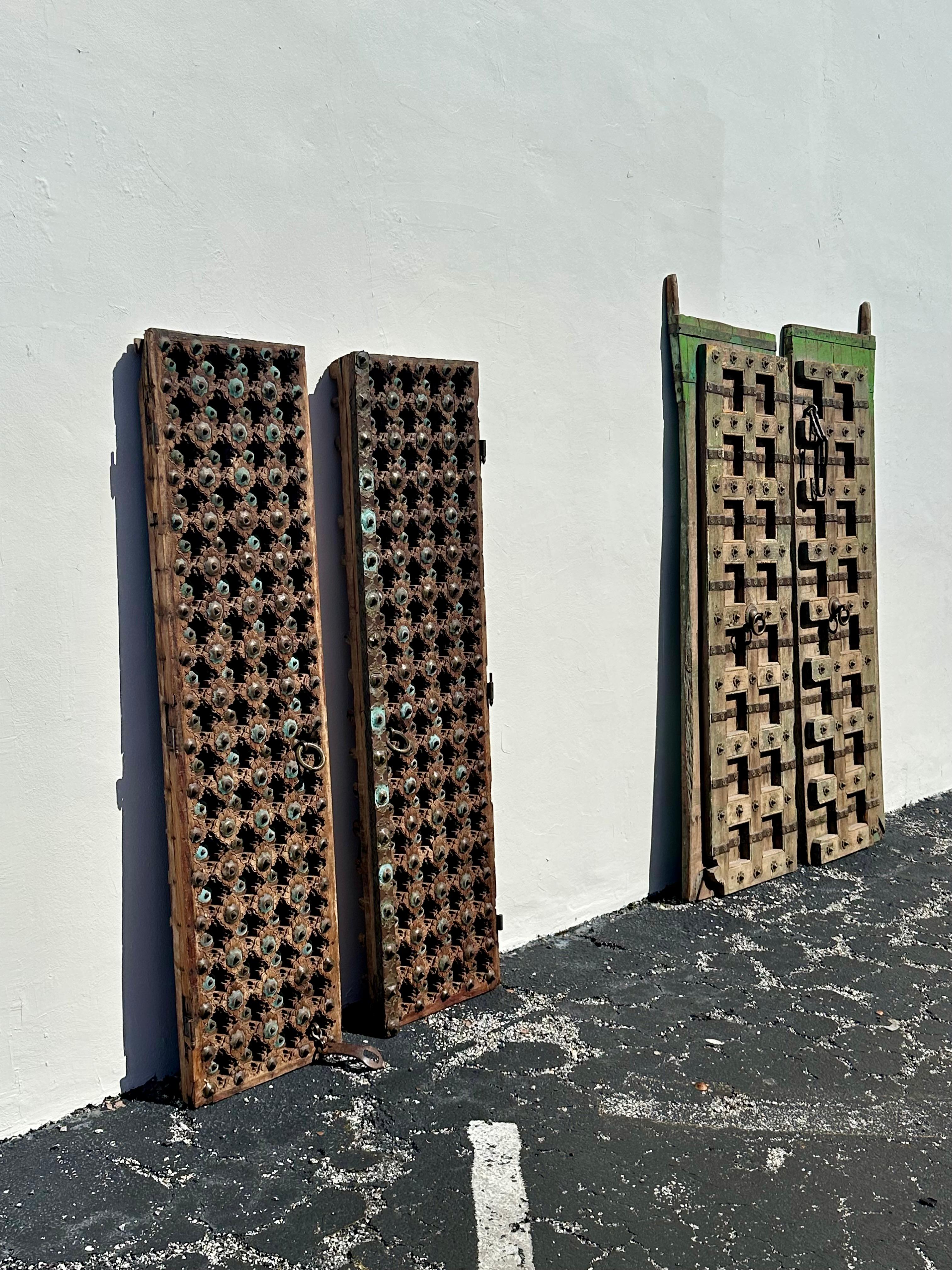 Puertas de entrada a templos artesanales de hierro y latón del siglo XIX en venta 9