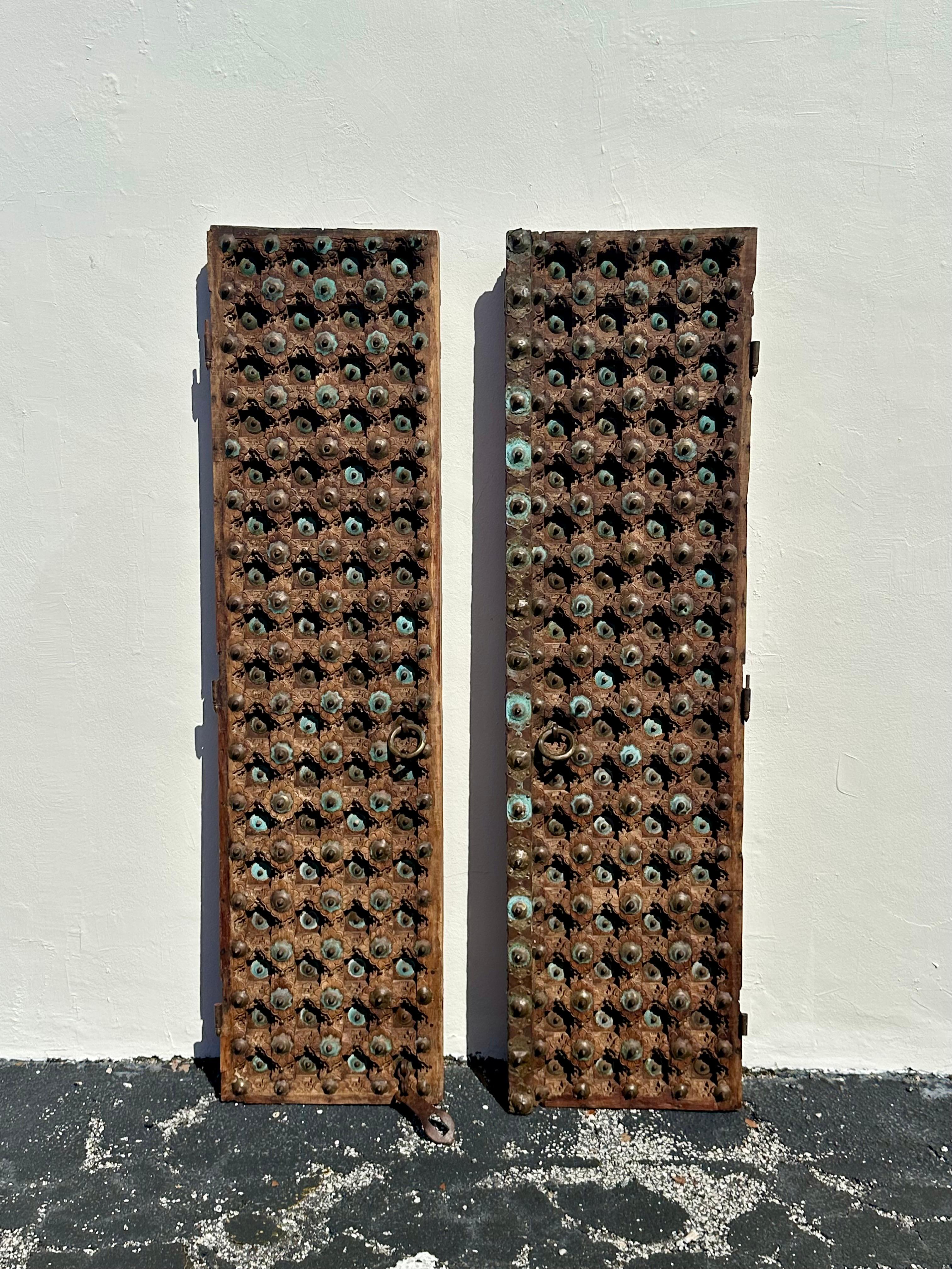 No se escatimó ni dinero ni esfuerzo para hacer las puertas de este elegante templo. Todos los materiales de la puerta y los artesanos fueron elegidos a mano para este divino proyecto. Esta puerta procede de un templo de la parte acomodada de la